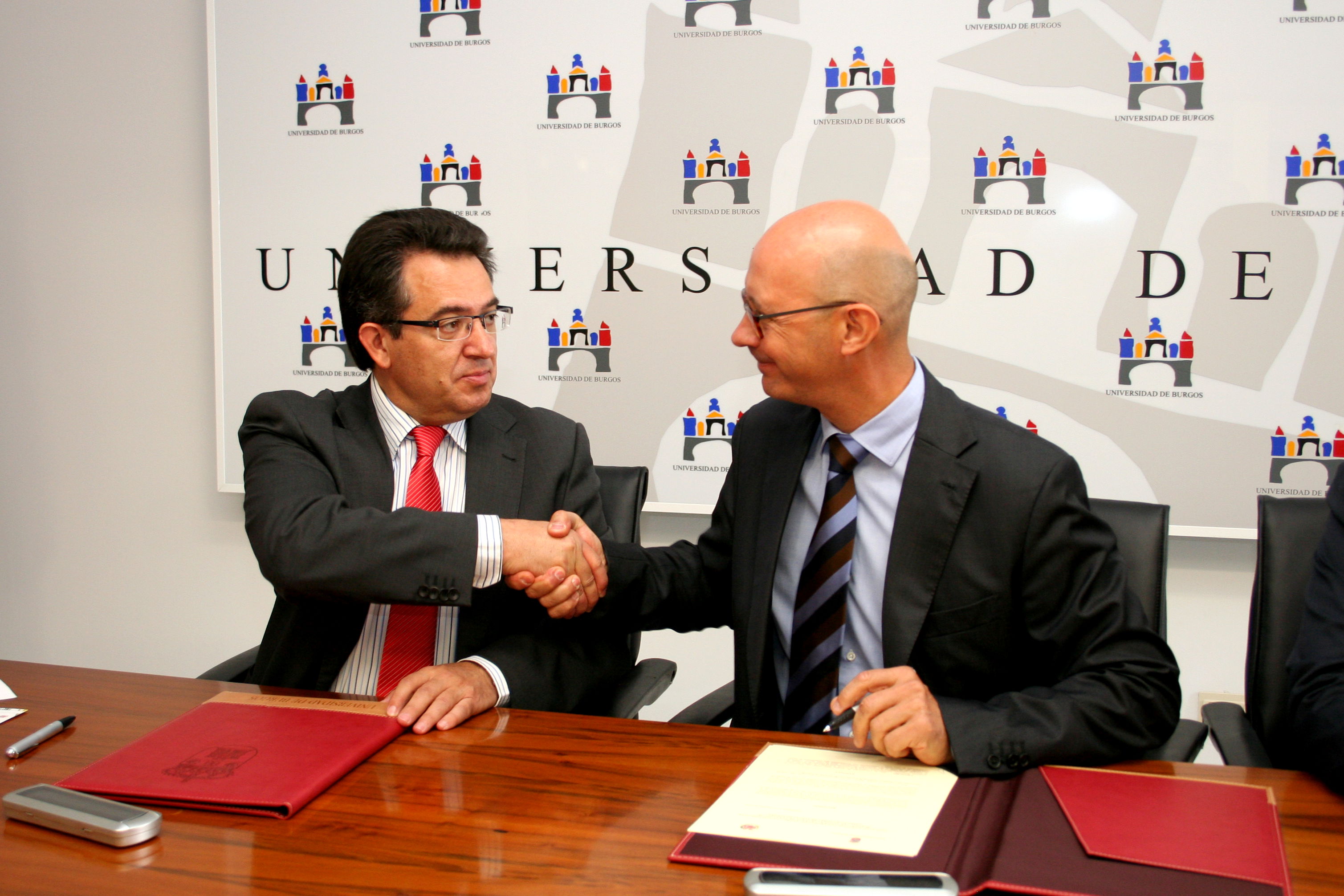 Firma convenio UBU-dministradores fincas