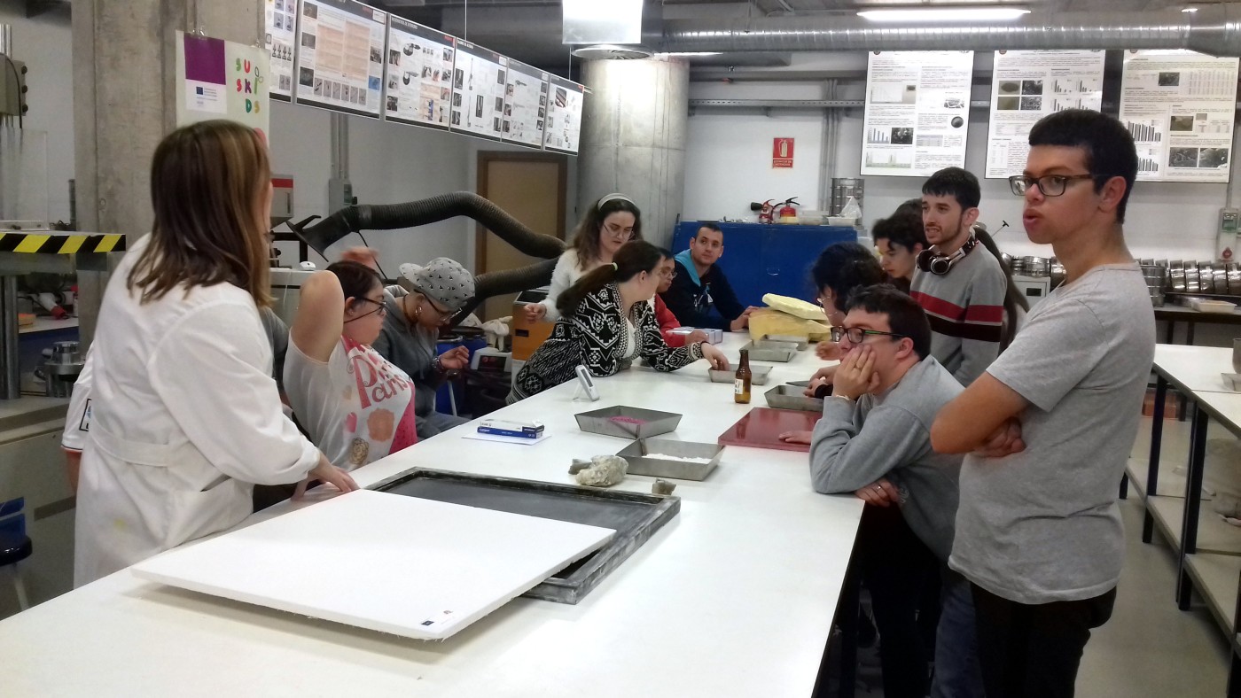 Estudiantes con discapacidad participan en un taller sobre nuevos materiales de construcción con residuos