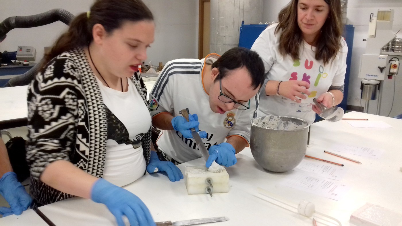 Estudiantes con discapacidad participan en un taller sobre nuevos materiales de construcción con residuos