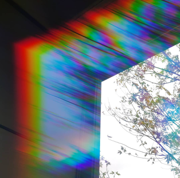 Ventana del despacho a través de una red de difracción - Espectro de la luz