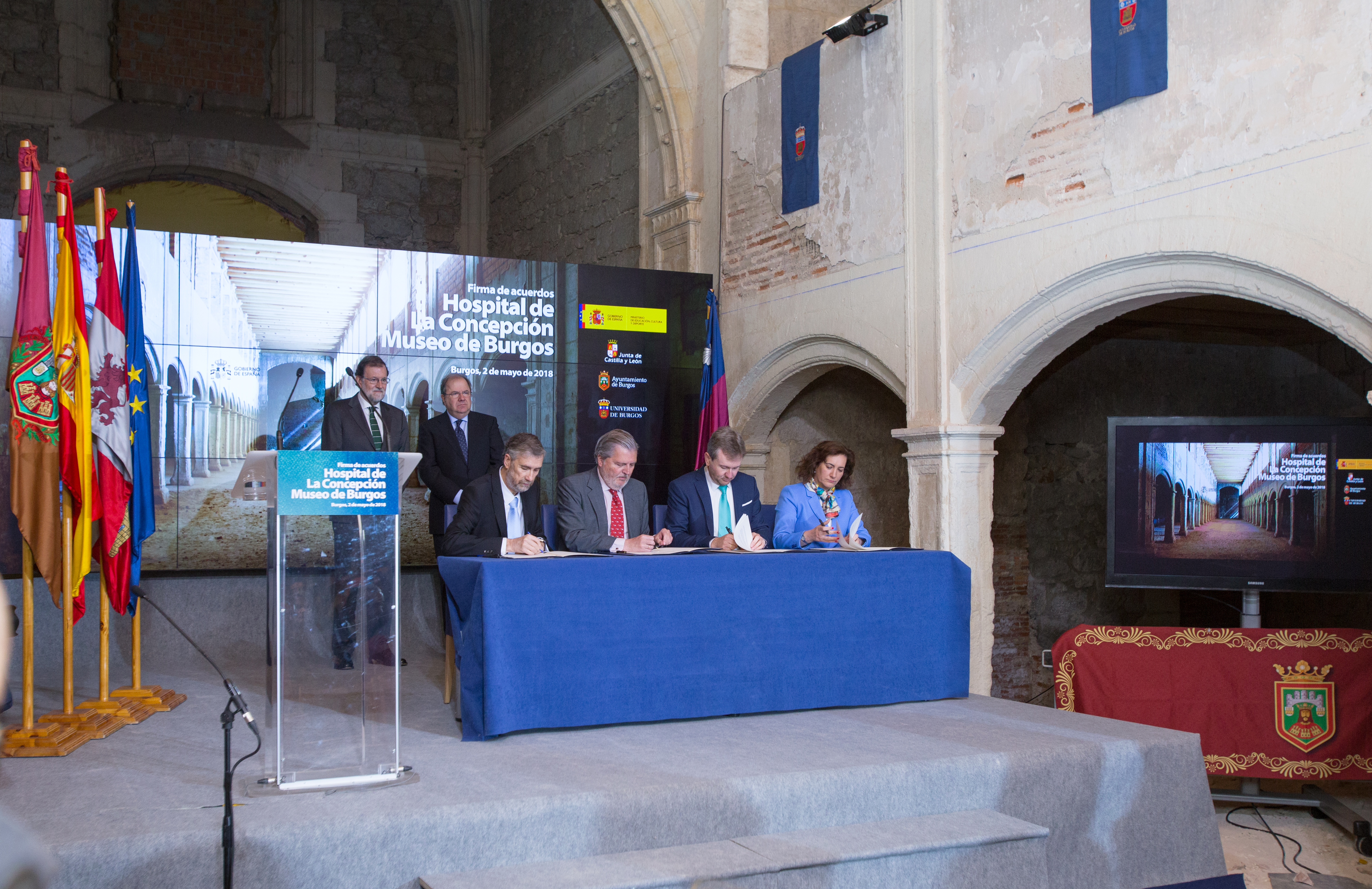 El rector, el ministro, el alcalde y la consejera de Cultura y Turismo firman el convenio con los presidentes de testigos.