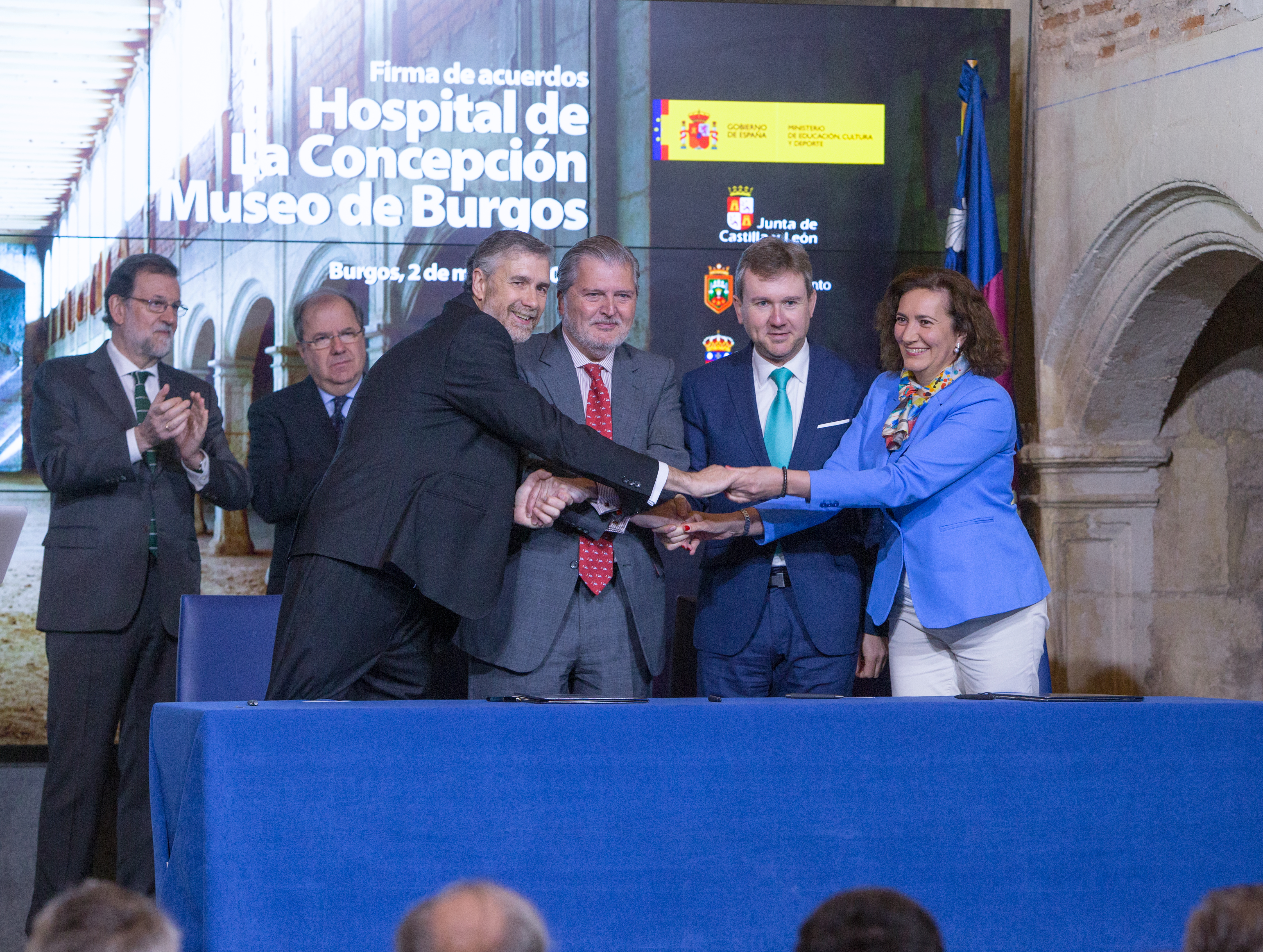 Tras la firma del convenio el tradicional apretón de manos.