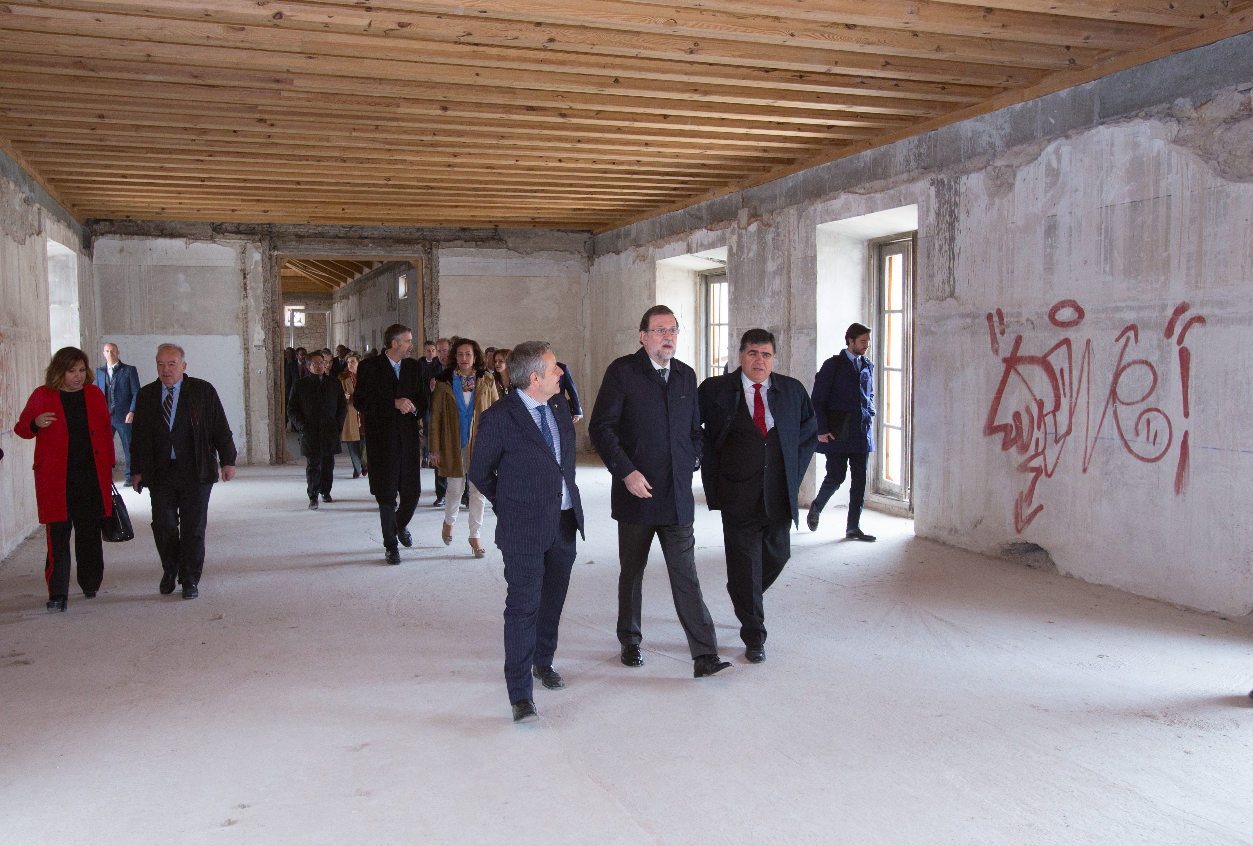 El presidente del Gobierno acompañado por el Vicerrector de Cultura y el Vicerrector de Planificación de la UBU