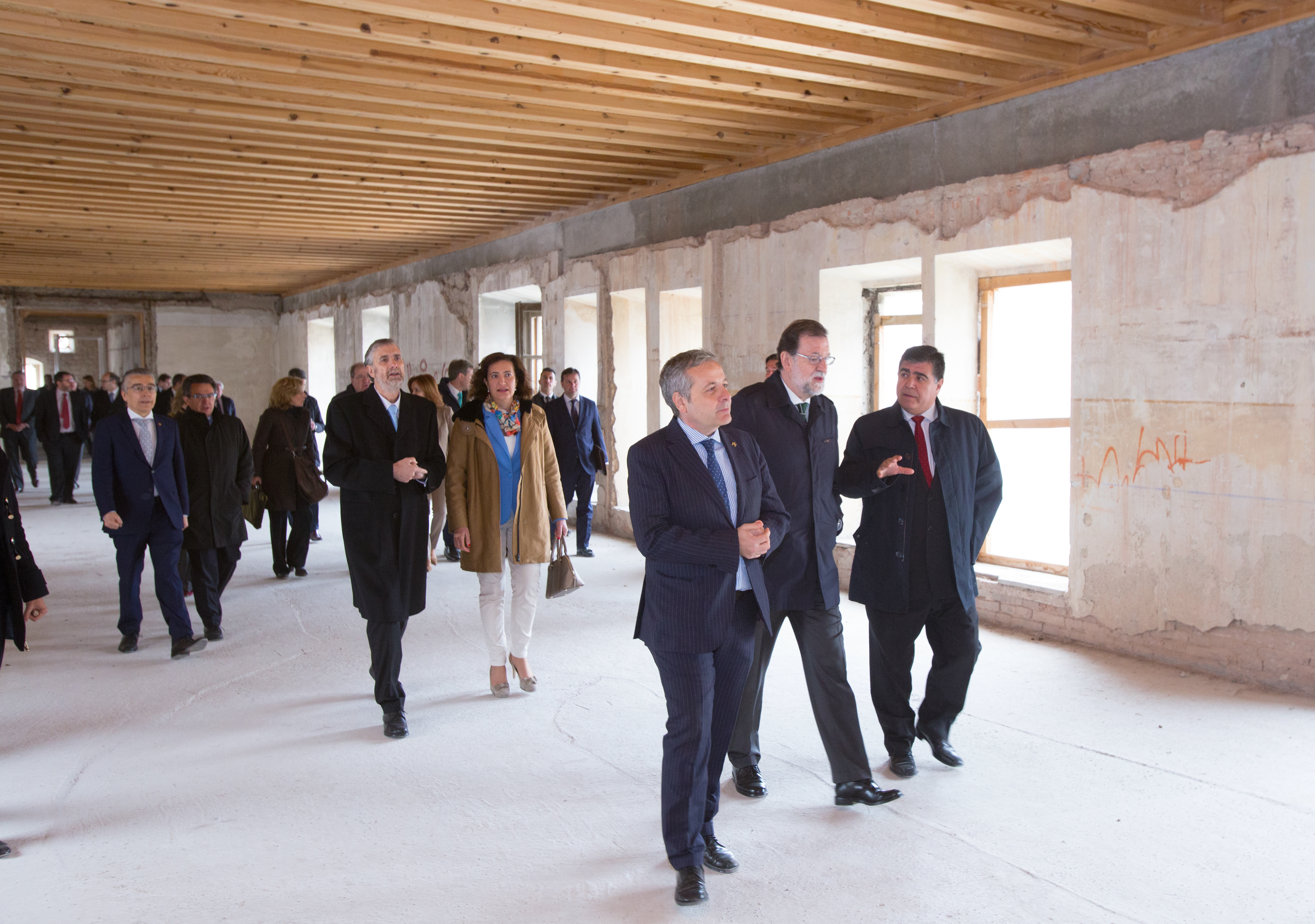 El presidente del Gobierno acompañado por el Vicerrector de Cultura y el Vicerrector de Planificación de la UBU