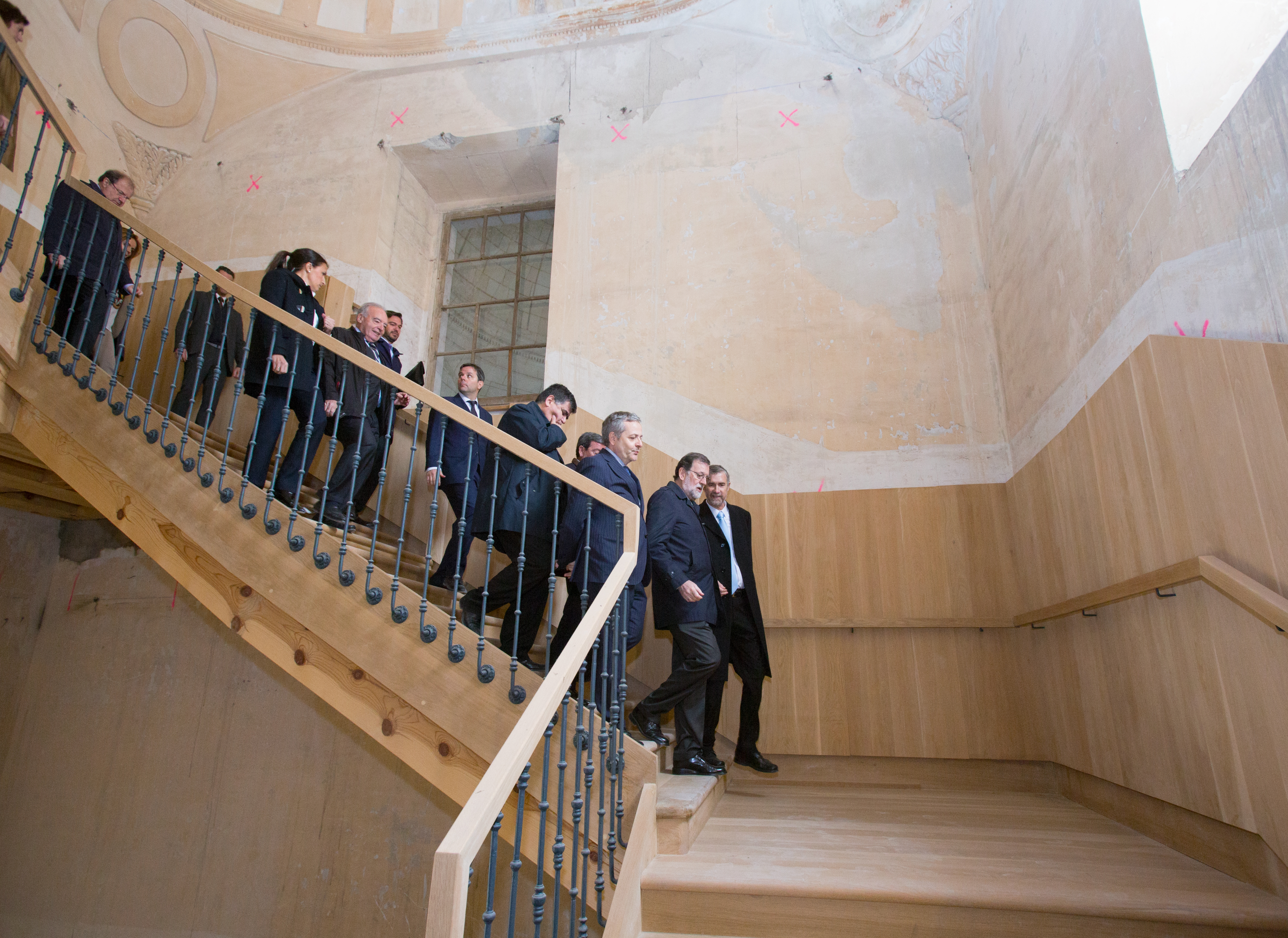 El presidente del Gobierno junto al rector realizando el recorrido por el Hospital de la Concepción.