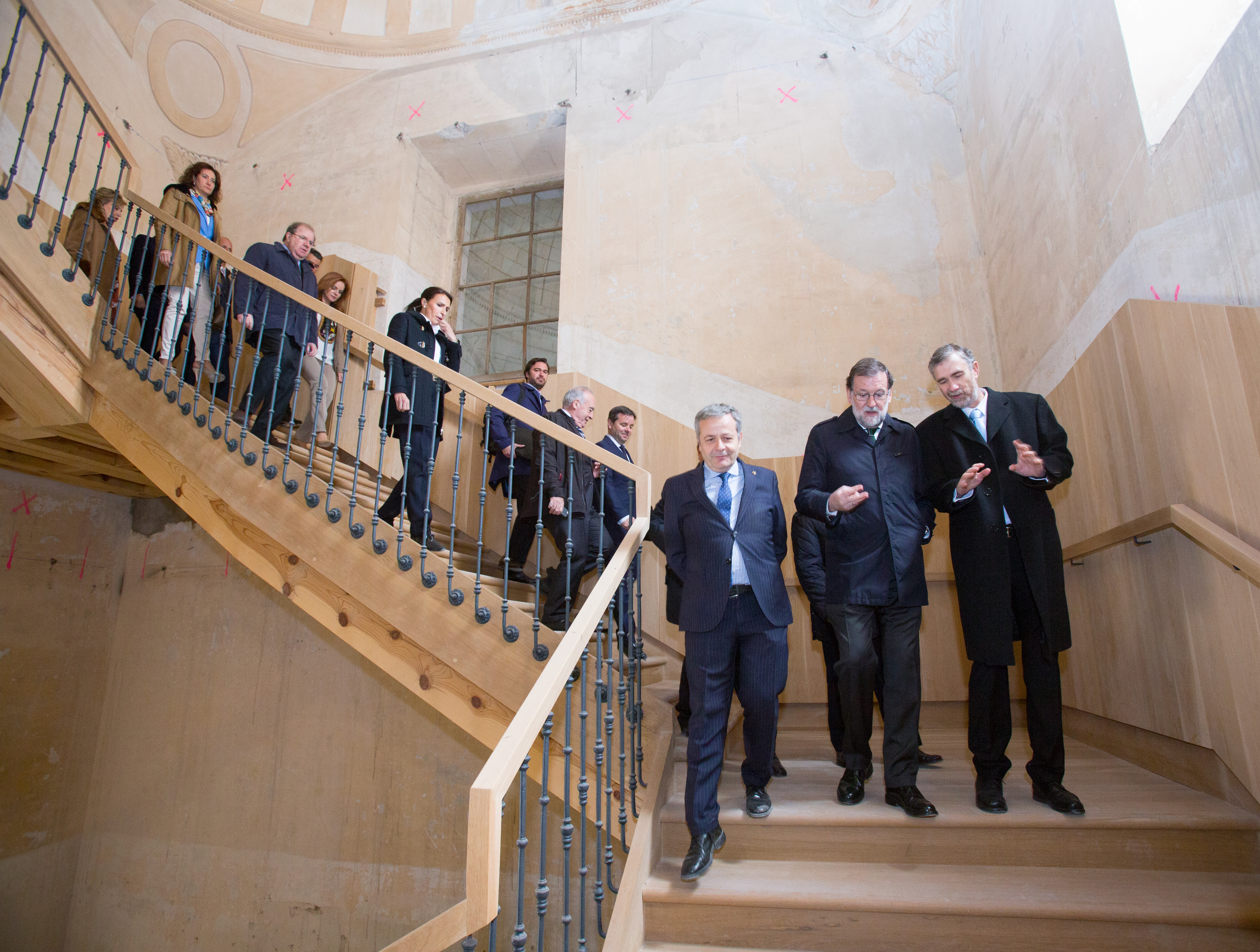 El presidente del Gobierno junto al rector realizando el recorrido por el Hospital de la Concepción.