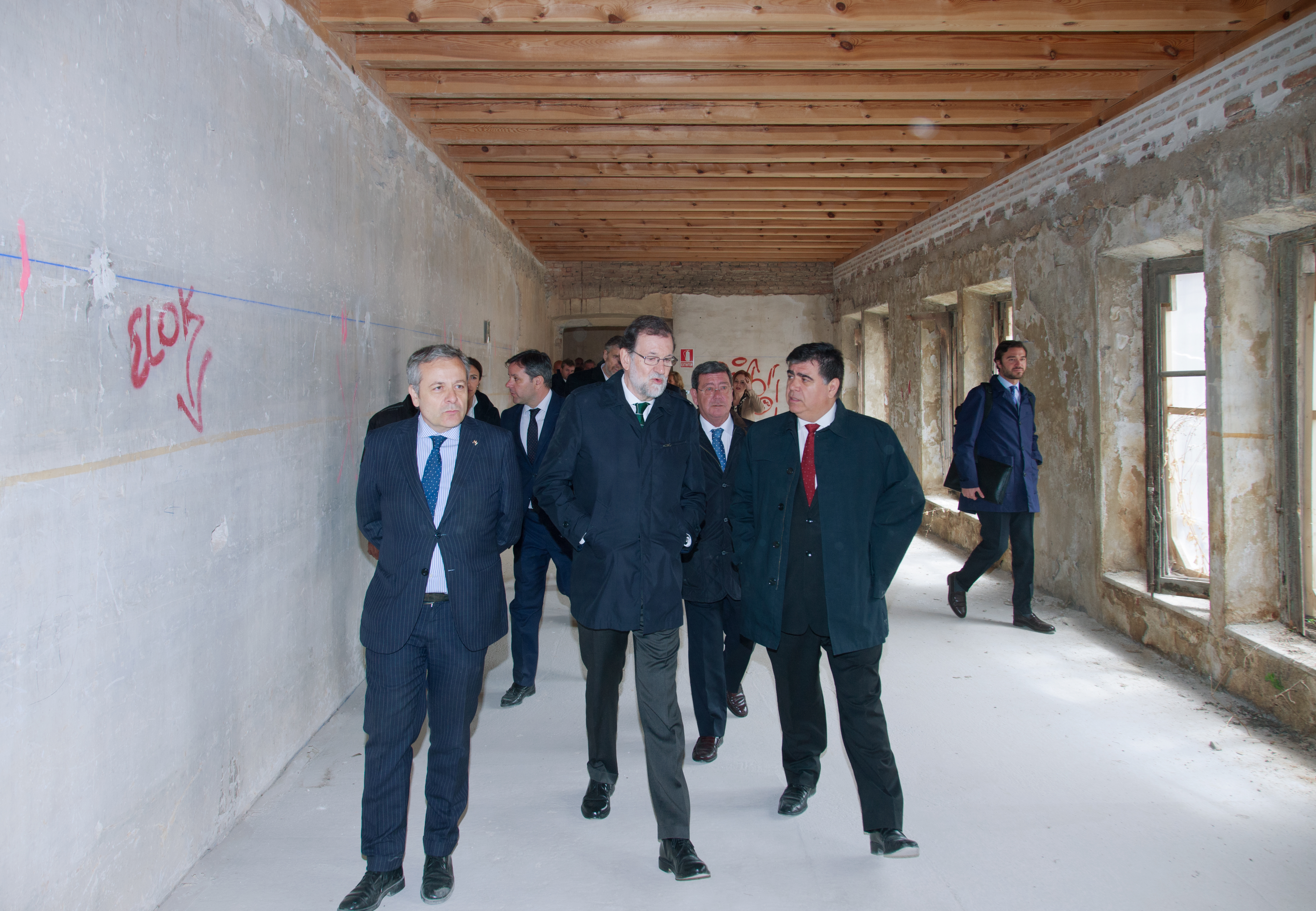 El presidente del Gobierno acompañado por el Vicerrector de Cultura y el Vicerrector de Planificación de la UBU