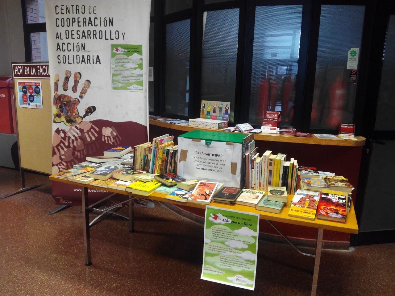 Mesa de donación en Facultad de Educación