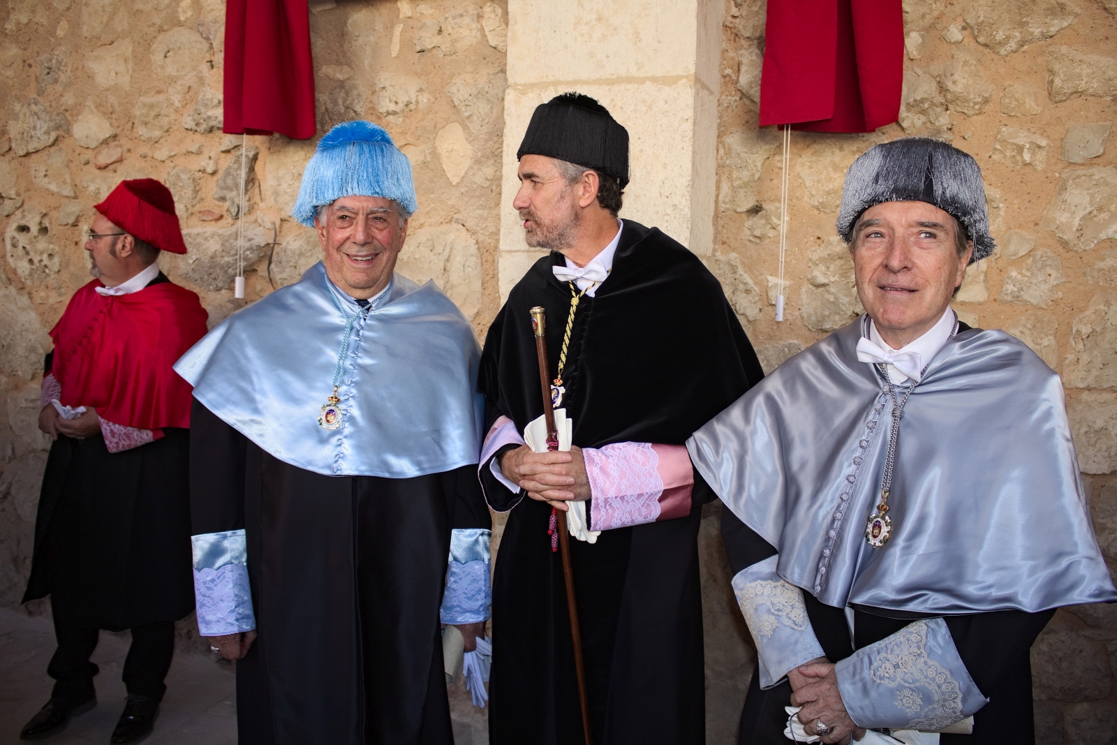 Los recién incorporados doctores "honoris causa" al Claustro de la Universidad de Burgos junto al rector
