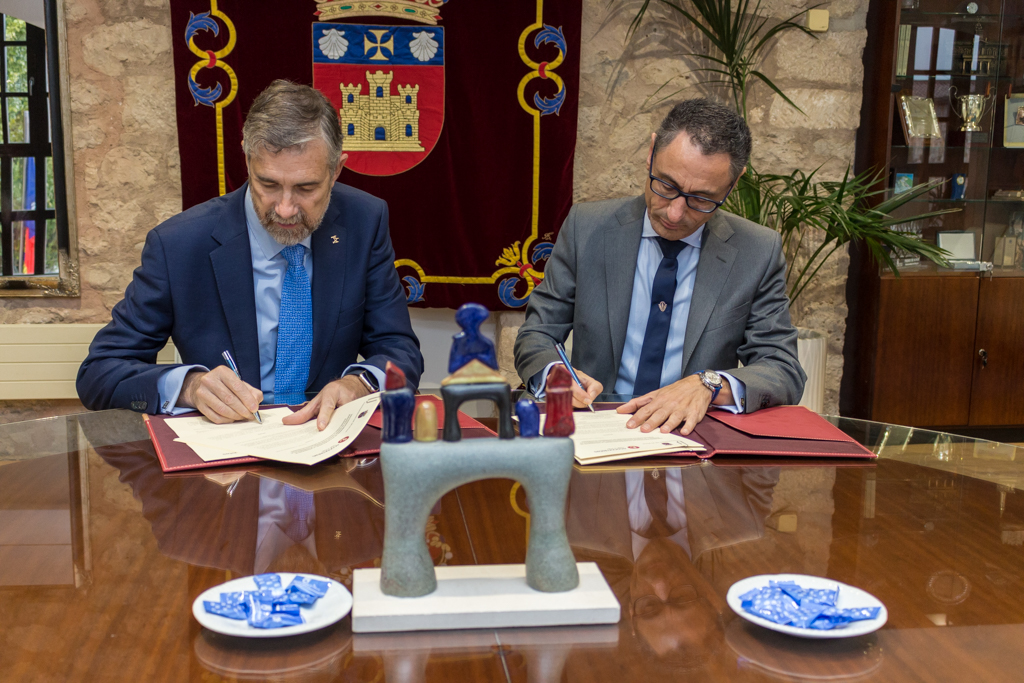 Firma Convenio Colegio Economistas