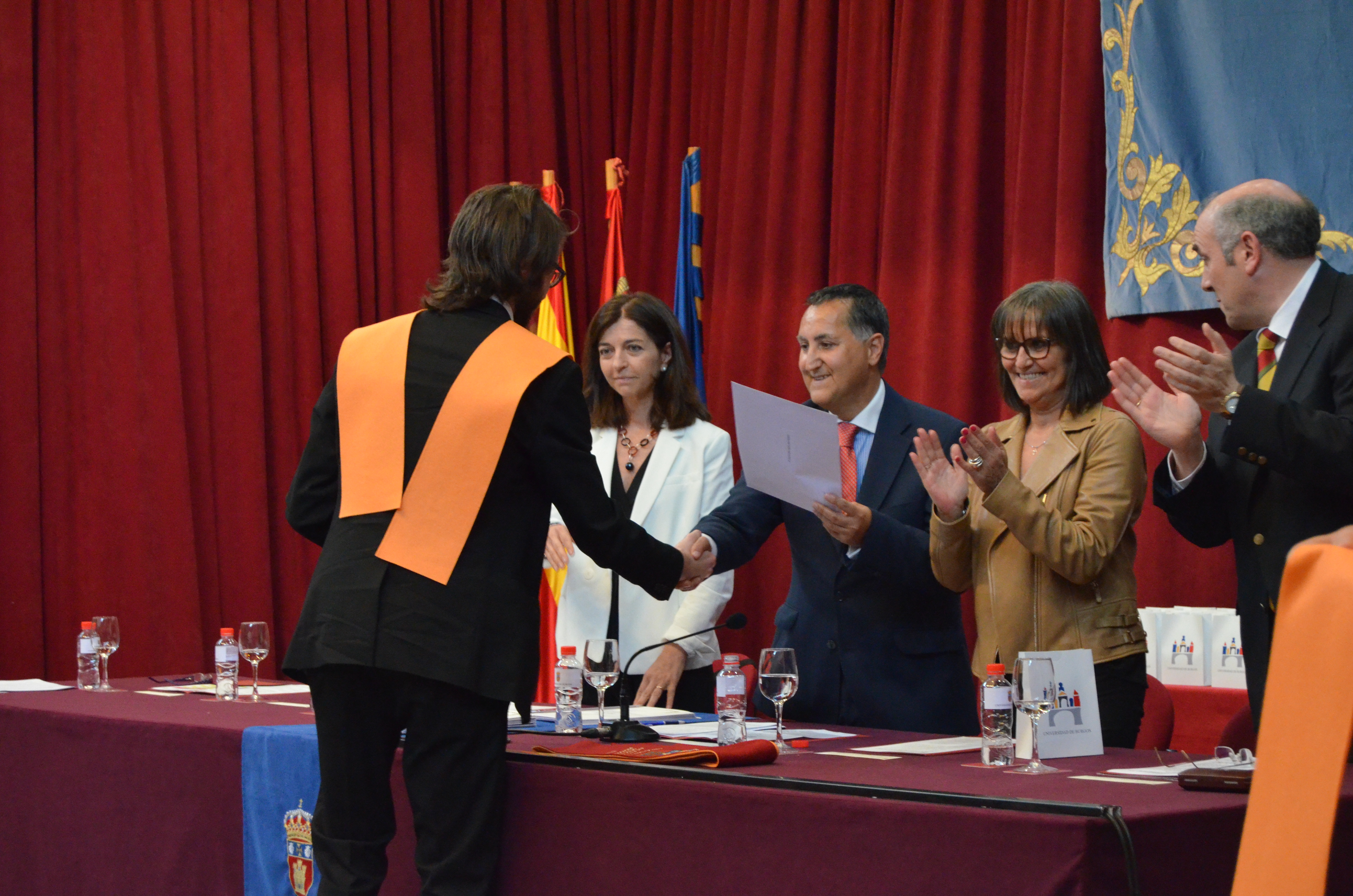 Recogiendo el diploma