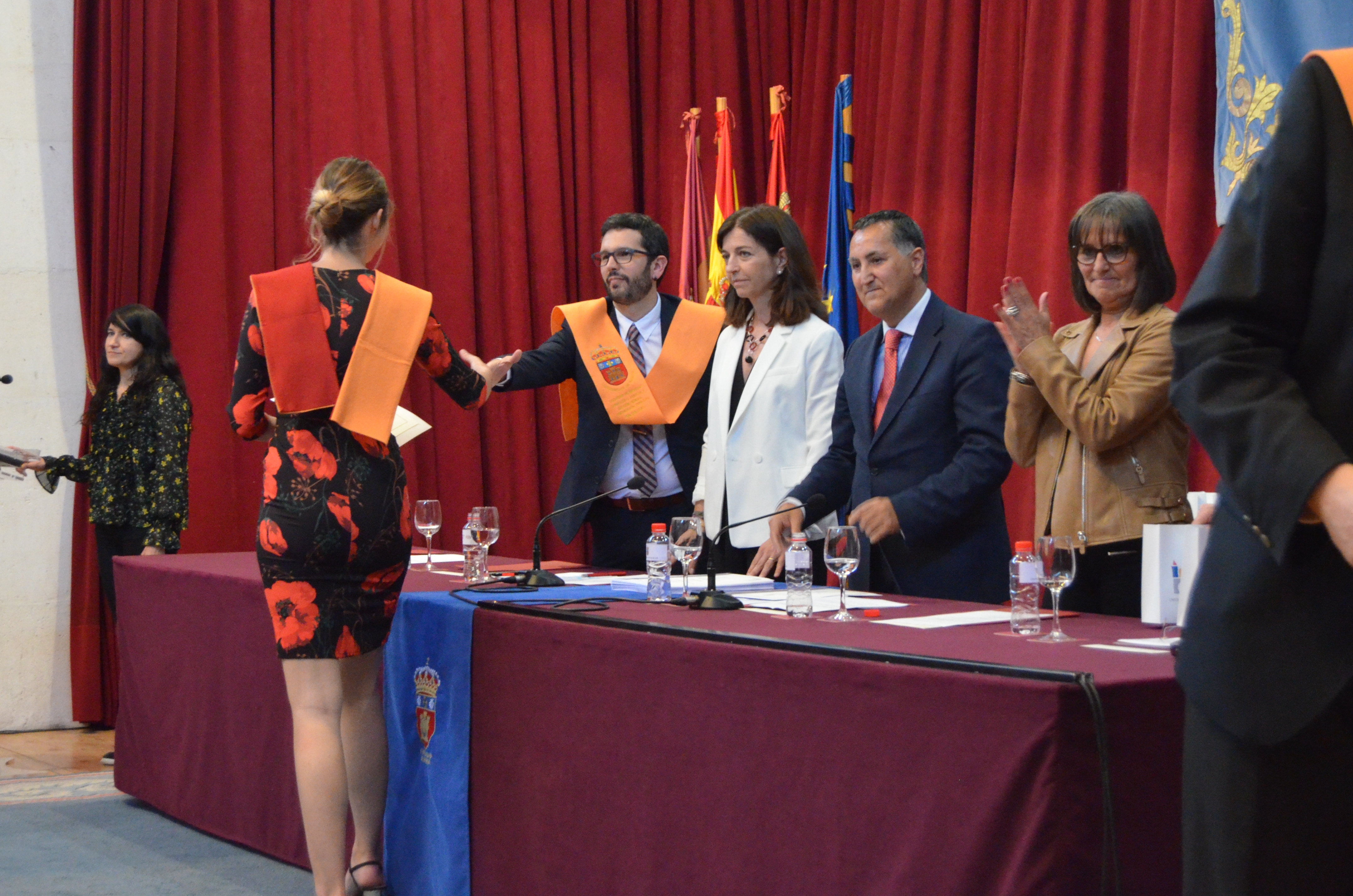 recogiendo el diploma