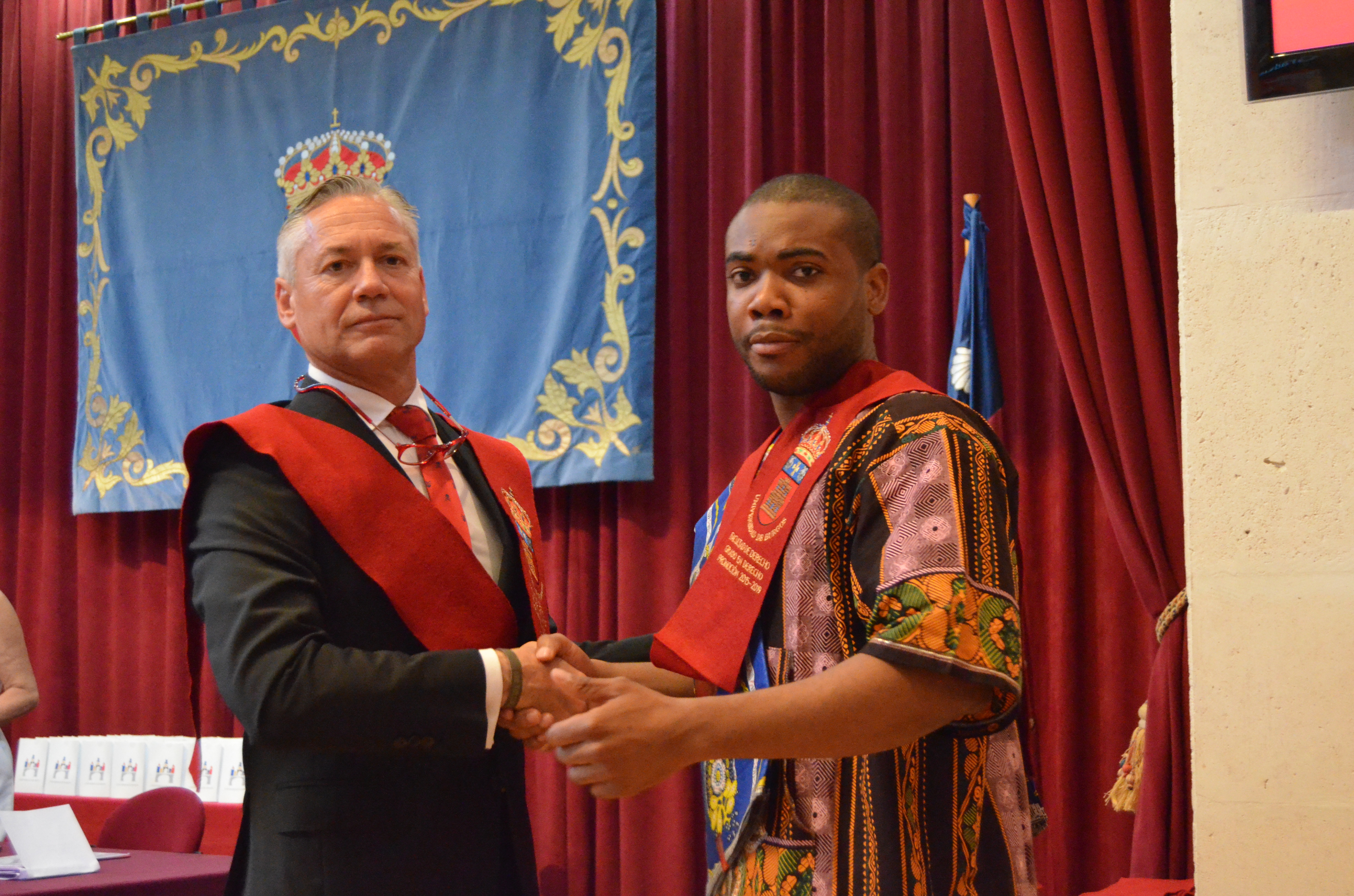 imposición de banda a alumno