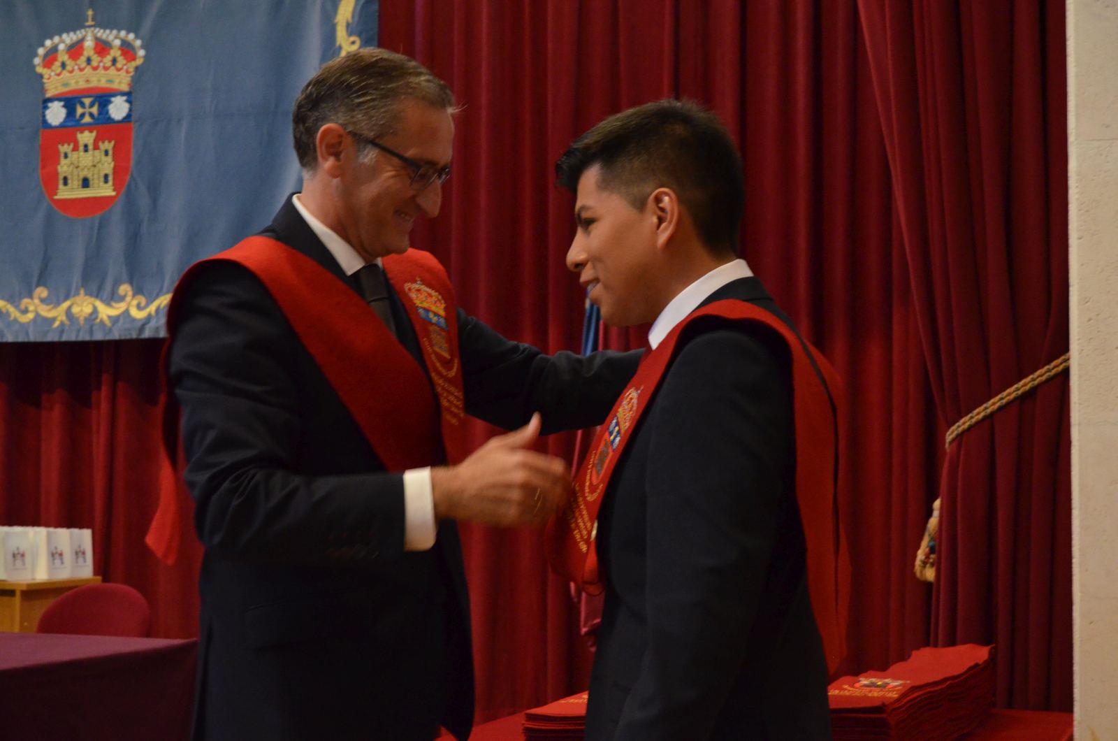 el padrino imponiendo la beca al delegado de curso