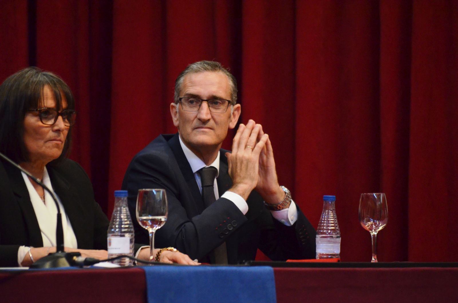 Padrino y coordinadora del Grado en la mesa