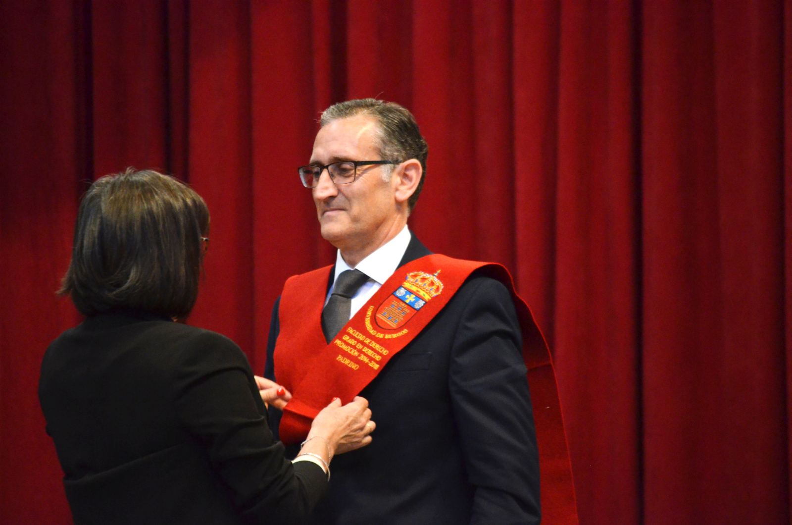 Coordinadora del Grado imponiendo la beca al padrino