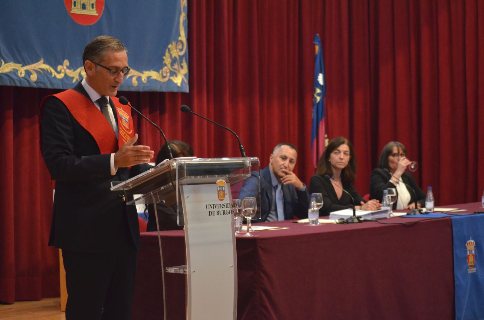 El padrino leyendo el discurso