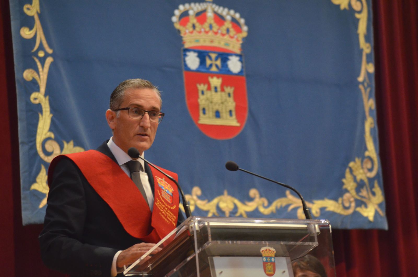 El padrino leyendo el discurso bis