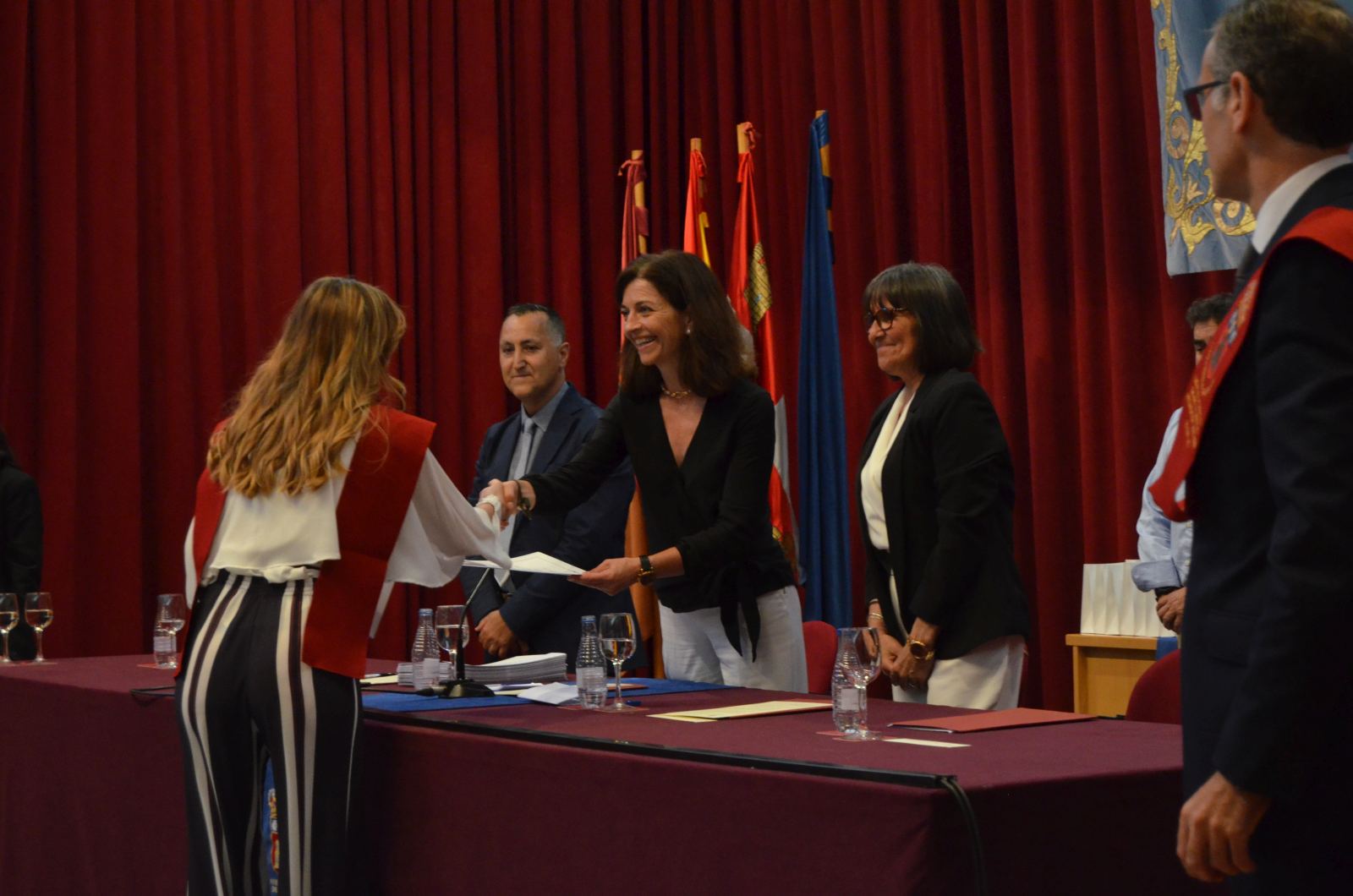 la representante de los estudiantes en el acto recogiendo el diploma