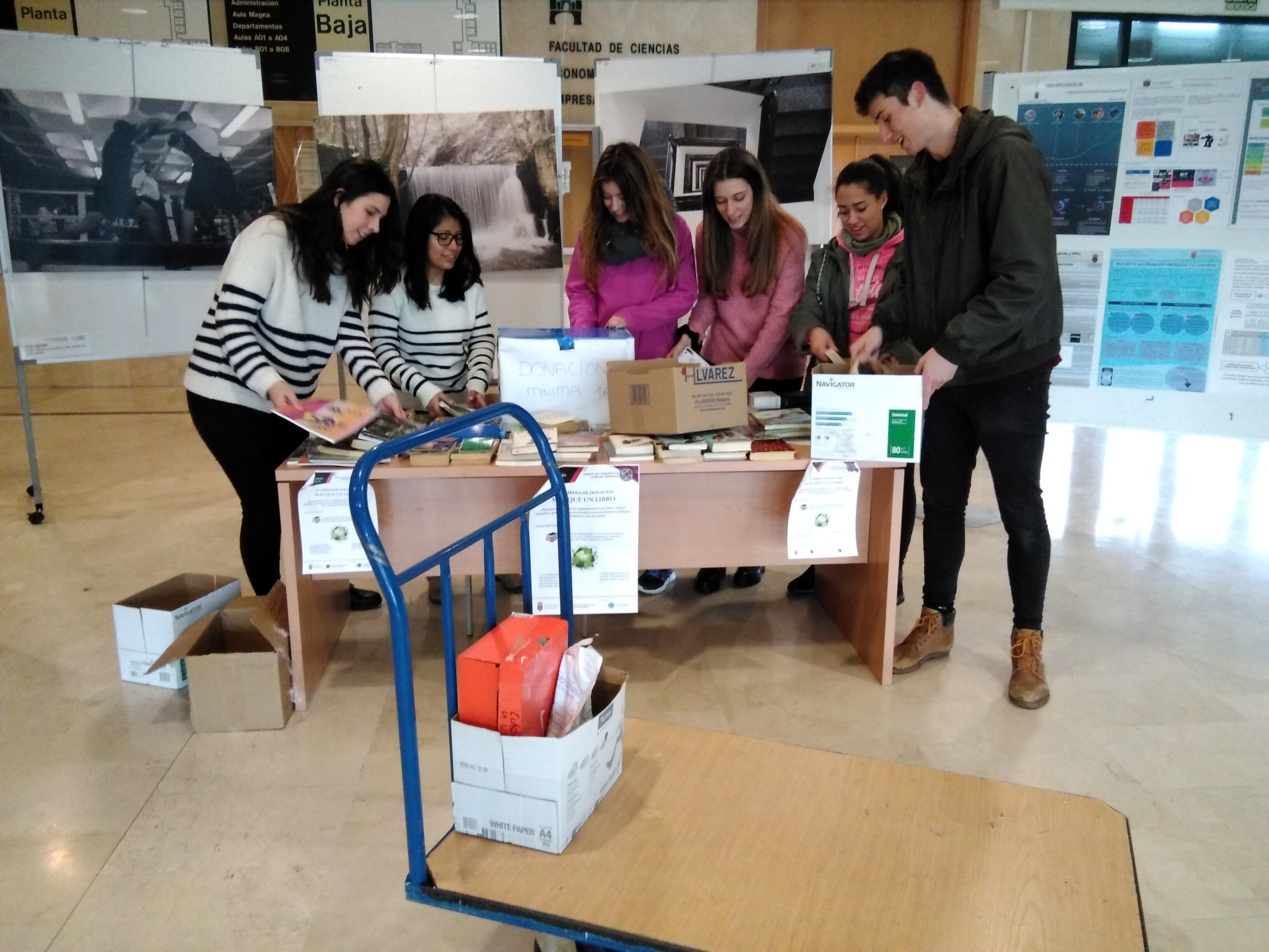 Recogida de las mesas de la Campaña de Donación "Más que un Libro"
