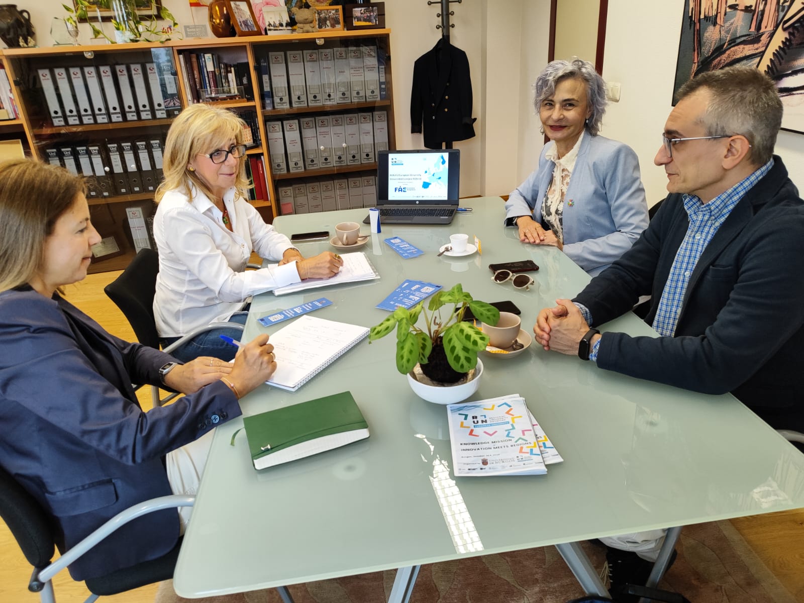 Reunión mantenida en FAE Burgos. De izquierda a Derecha: Jimena Pérez Arreba, Emiliana Molero (FAE Burgos), Ileana Greca Dufranc, Rubén Gallo (Universidad de Burgos)