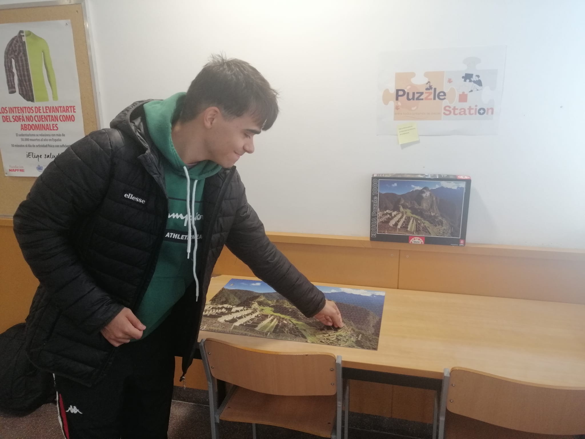 Estudiante colocando la última pieza del puzzle en San Amaro
