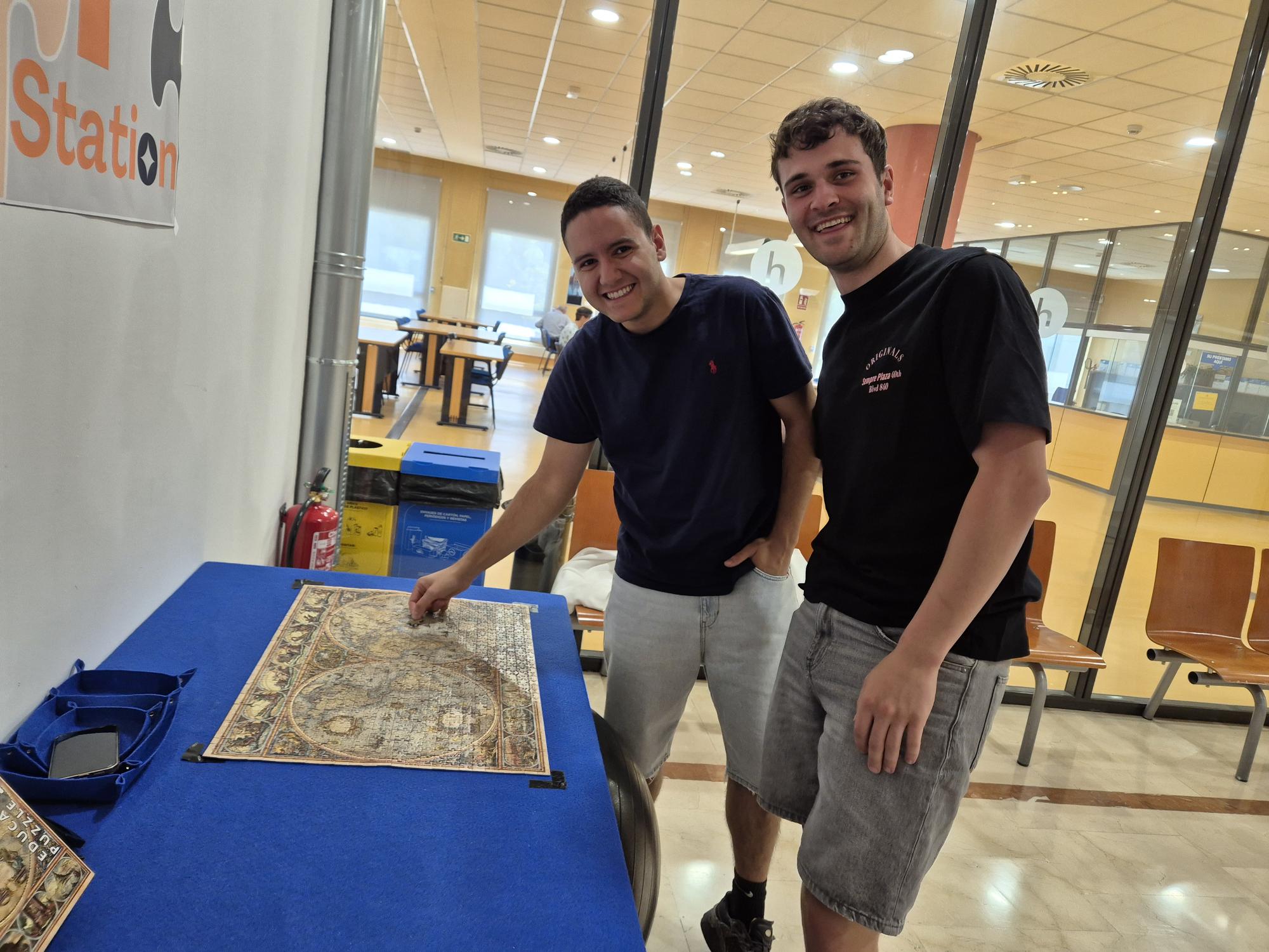 Estudiantes que han colocado la última pieza del puzzle
