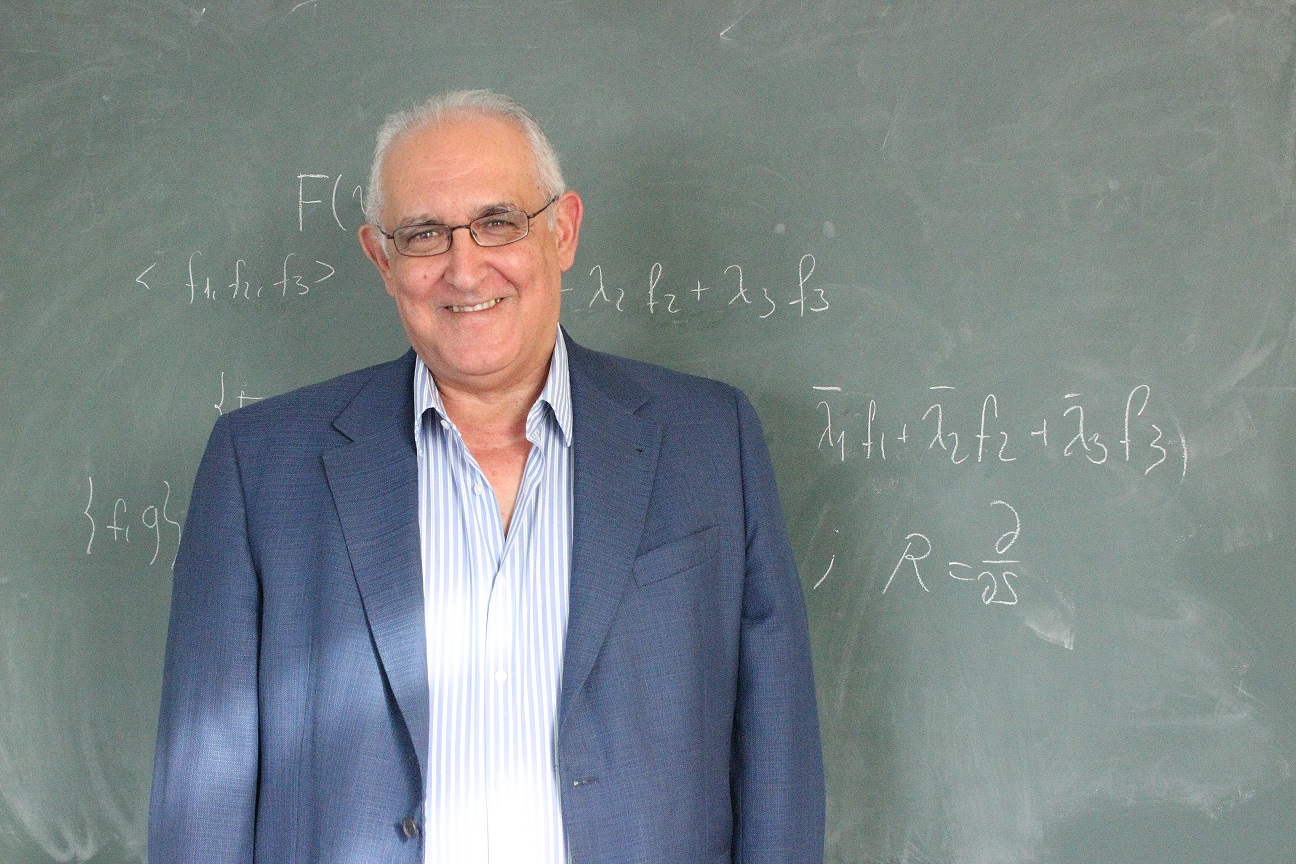 Manuel de León frente a una pizarra con notación matemática