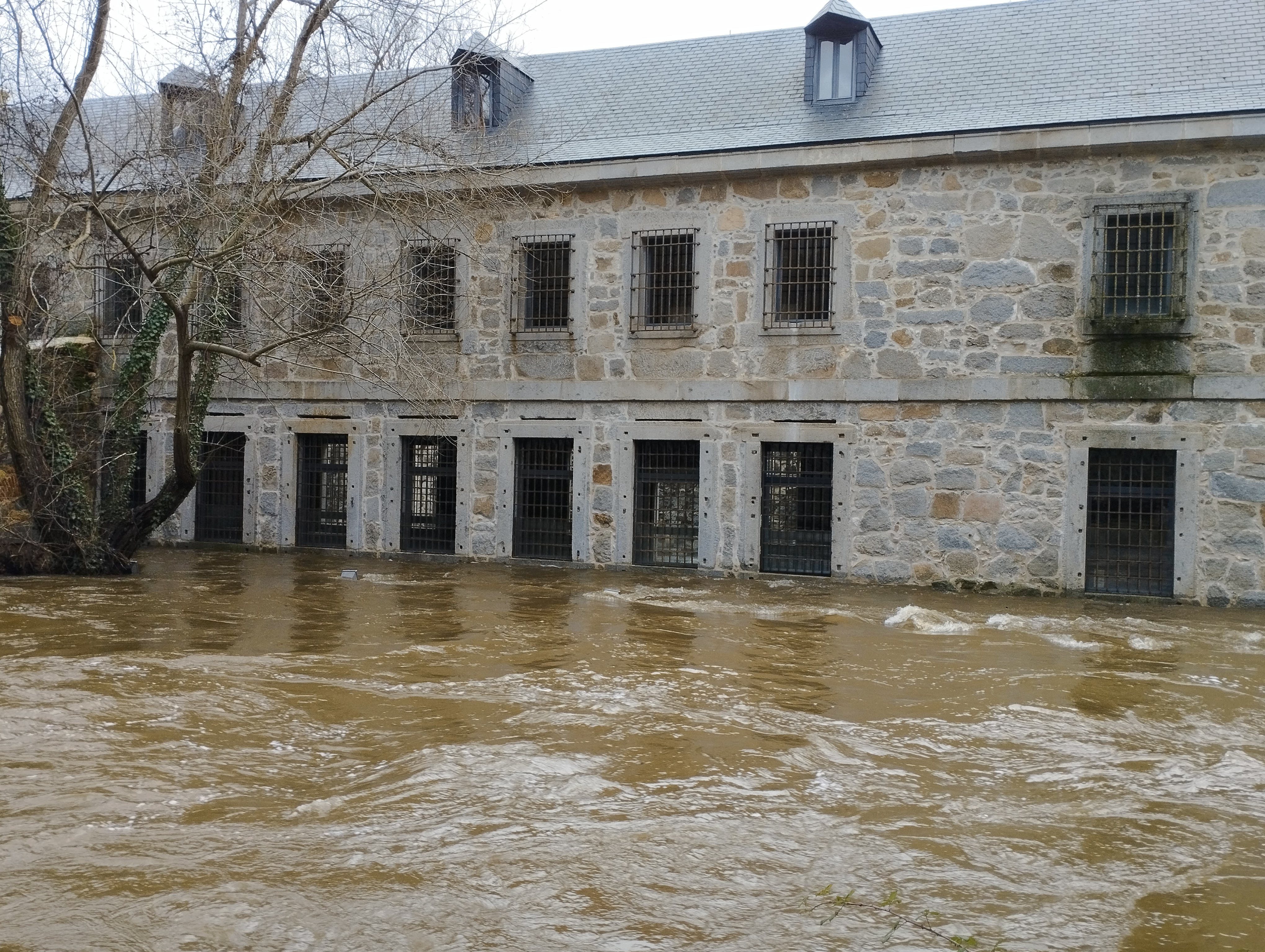 Inundaciones de la Real Casa de Moneda de Segovia (Juan de Herrera, siglo XVI) durante avenidas del río Eresma en marzo de 2014