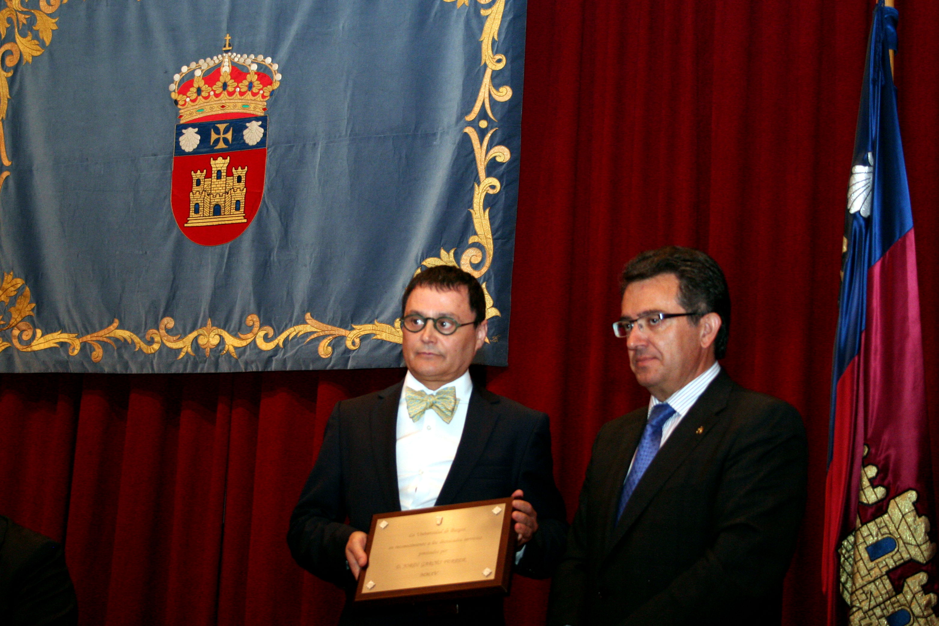 El doctor Jordi Garcés Ferrer galardonado con la Placa de la Universidad de Burgos.