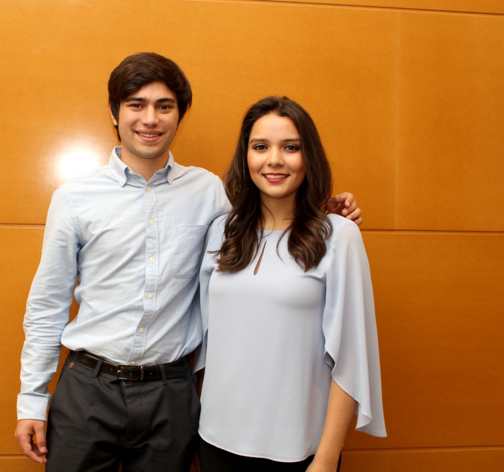 Los alumnos Karla Mariana Martínez y Pedro Gómez de la Garza