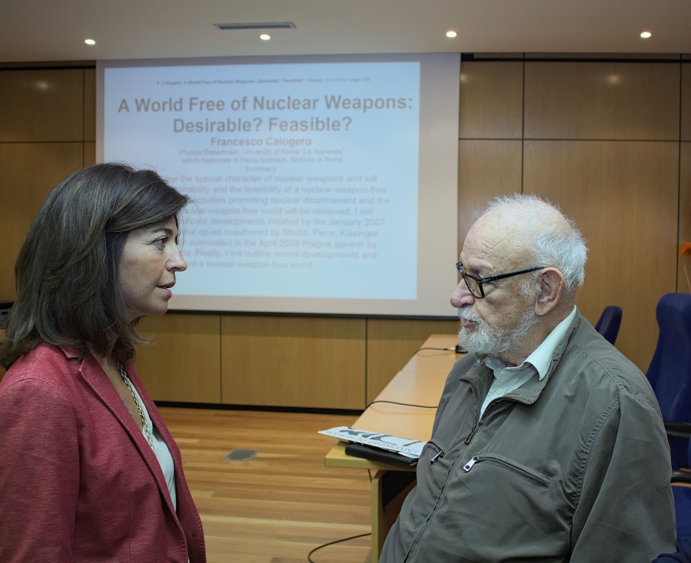 Francesco Calogero y la vicerrectora Elena Vicente