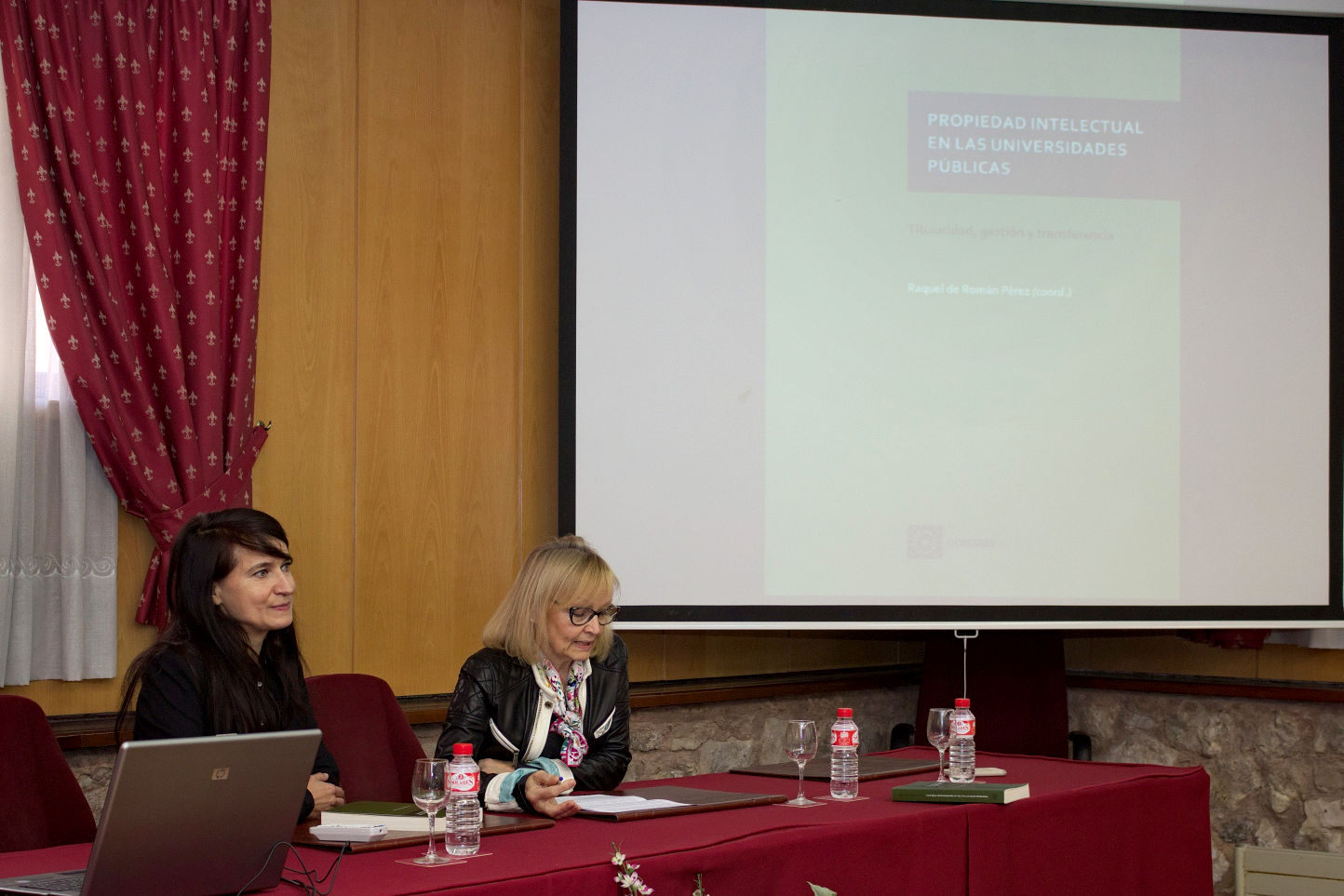 Begoña Prieto, Vicerrectora de Políticas Académicas de la UBU, presentó la obra junto con su coordinadora