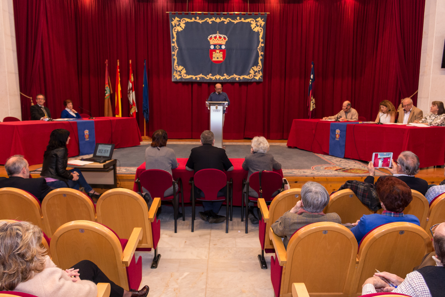 Liga de debate entre personas mayores.