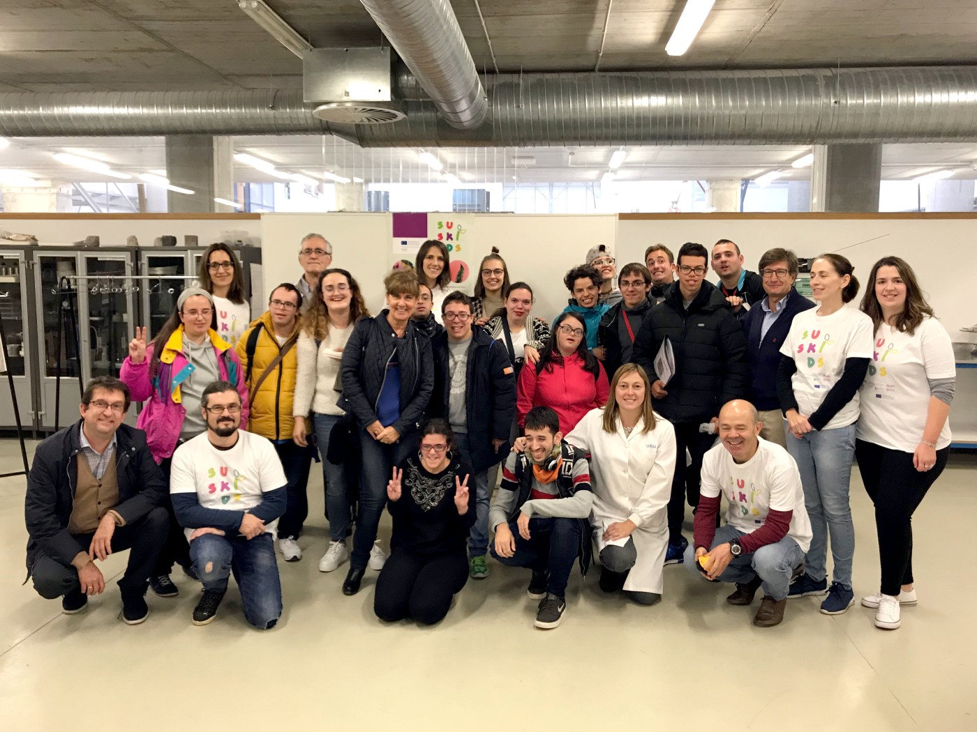 Estudiantes con discapacidad participan en un taller sobre nuevos materiales de construcción con residuos