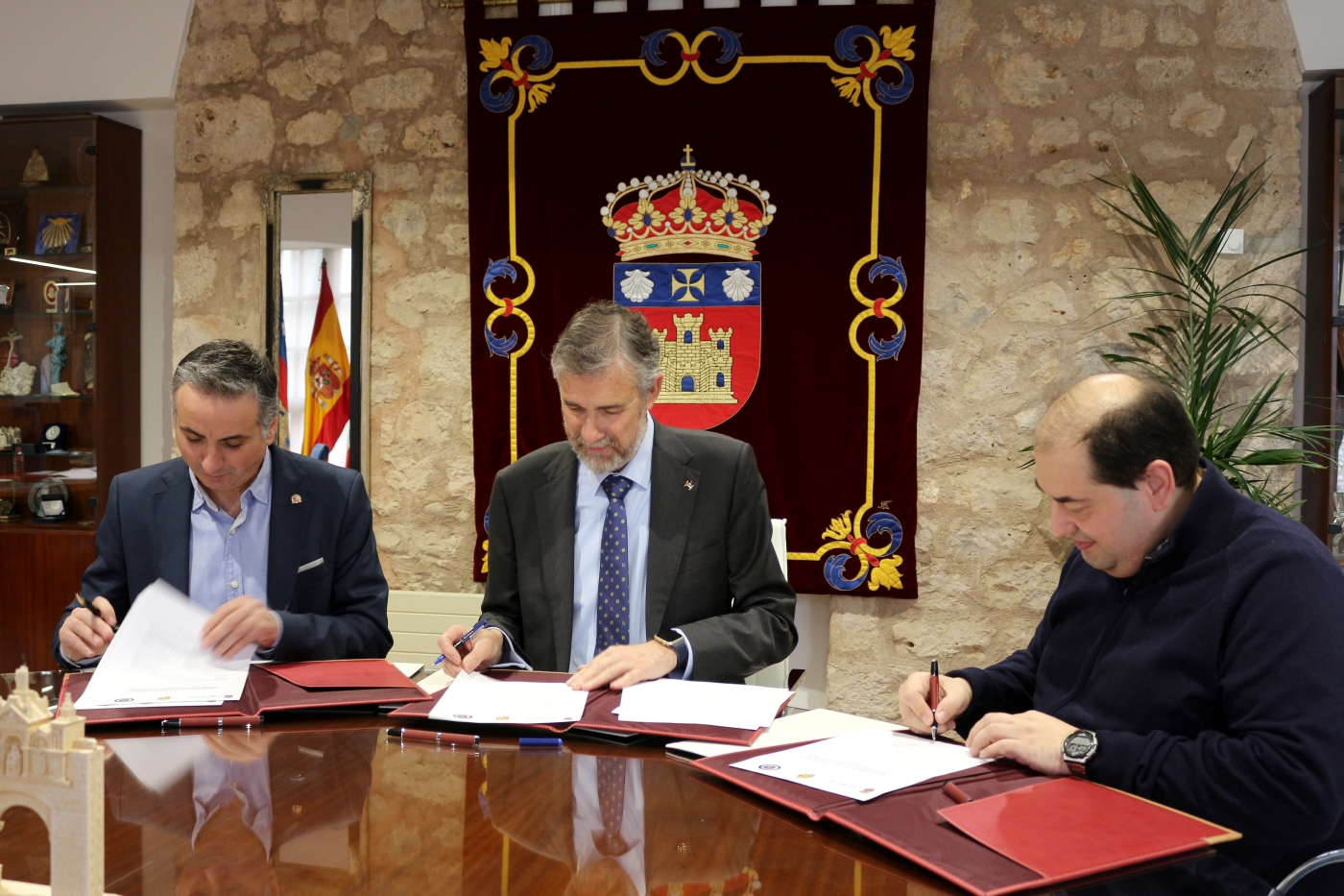 Acuerdo a tres bandas para divulgar la astronomía