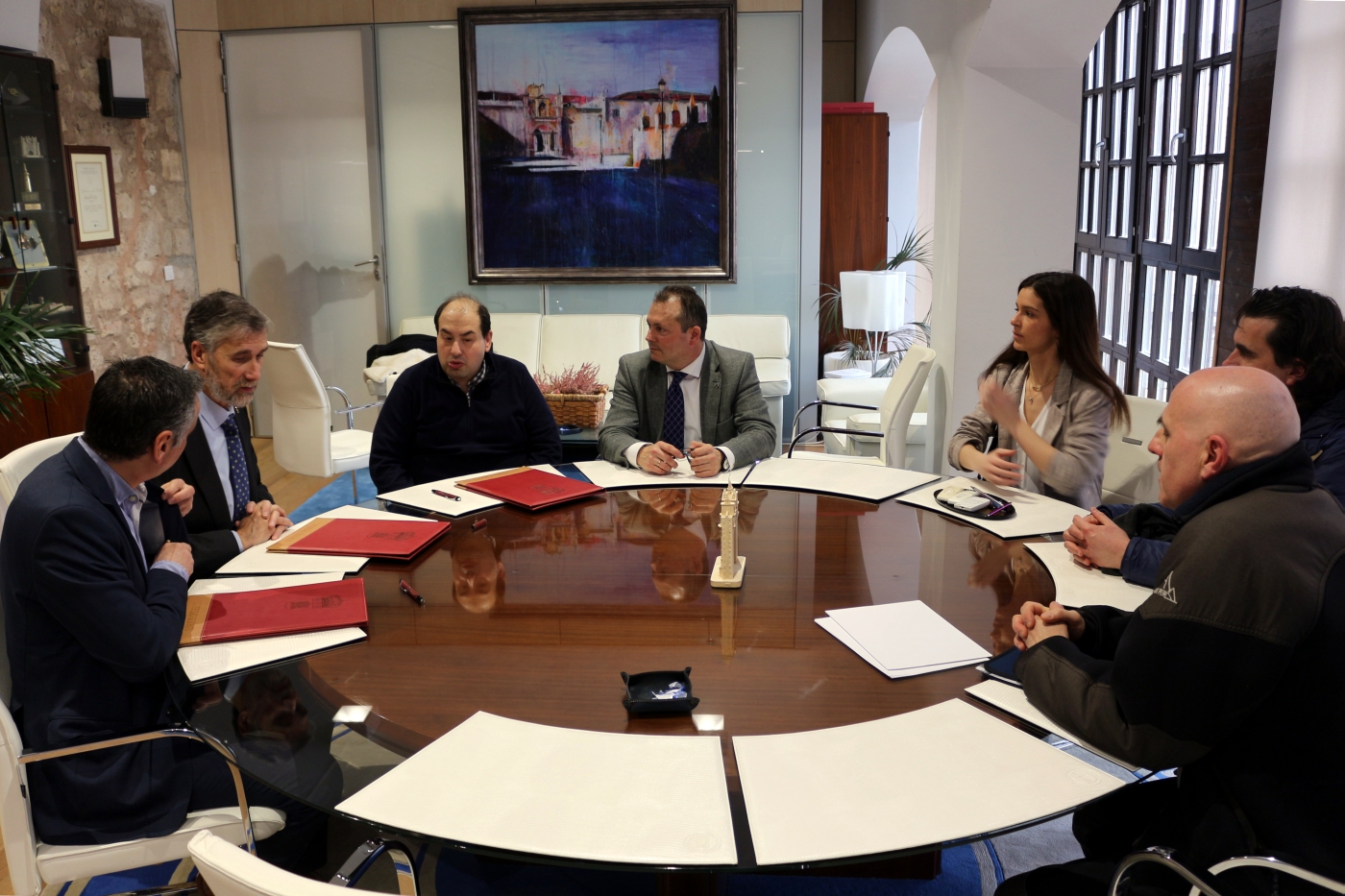 Acuerdo a tres bandas para divulgar la astronomía