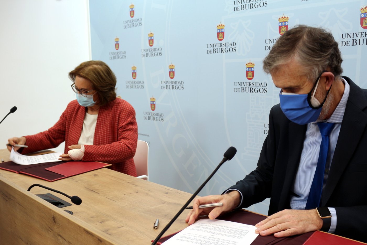 Entrega de cheque UBU a la Fundación Miradas