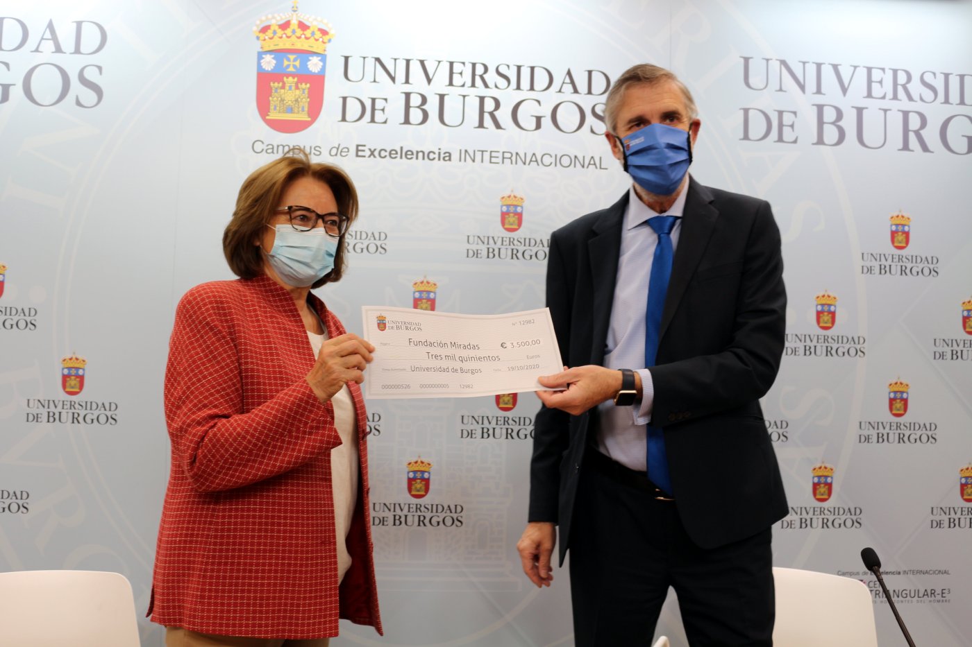 Entrega de cheque UBU a la Fundación Miradas