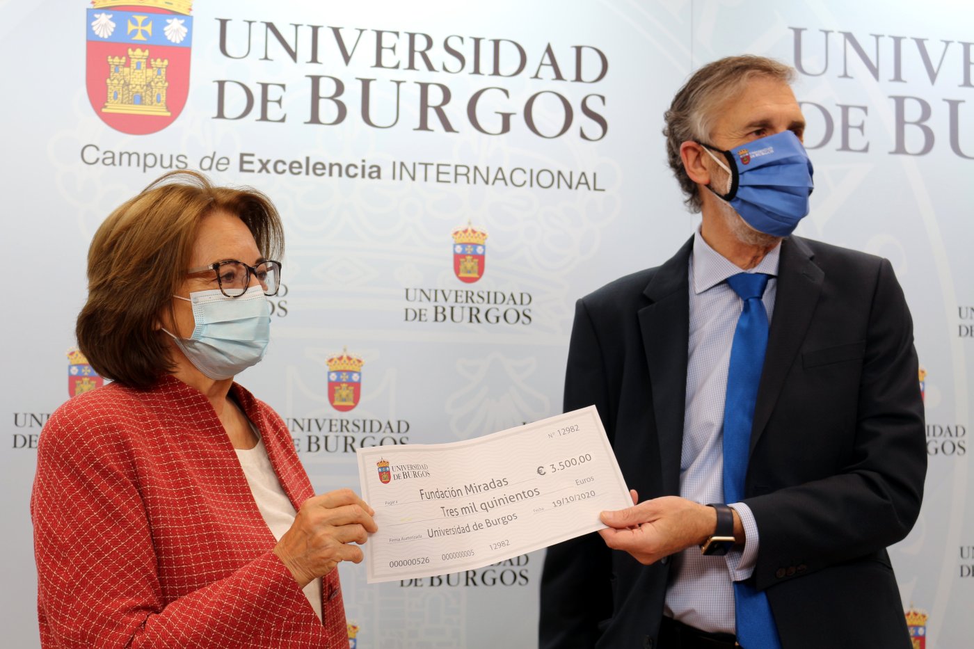 Entrega de cheque UBU a la Fundación Miradas