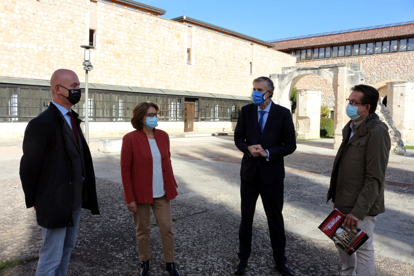 Entrega de cheque UBU a la Fundación Miradas