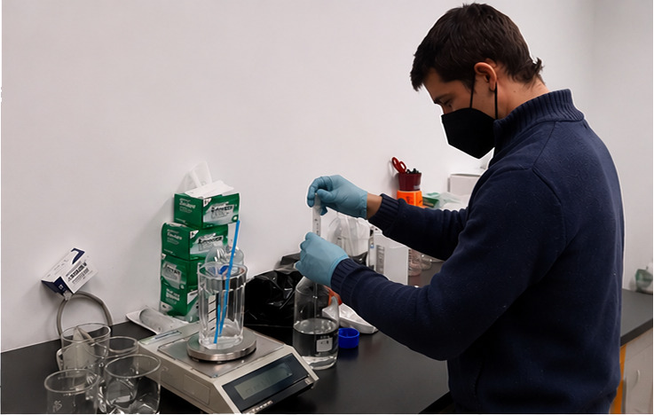 Investigador aplicando parte del protocolo en el laboratorio