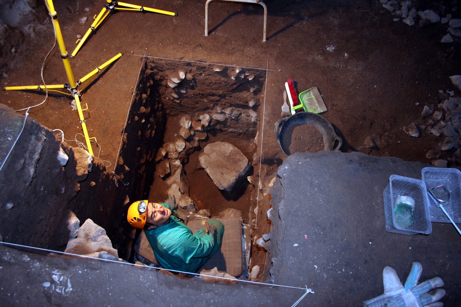 Arquéologo Juan Carlos Vera (Universidad de Huelva) en la cueva Ifri n’Amr o’Moussa del Neolítico temprano
