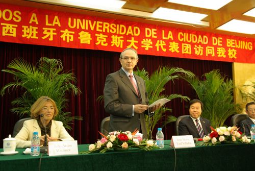El Rector de la Universidad del Municipio de Pekín, profesor Liu, entrega el título de Profesor Honorífico a José María Leal Vil