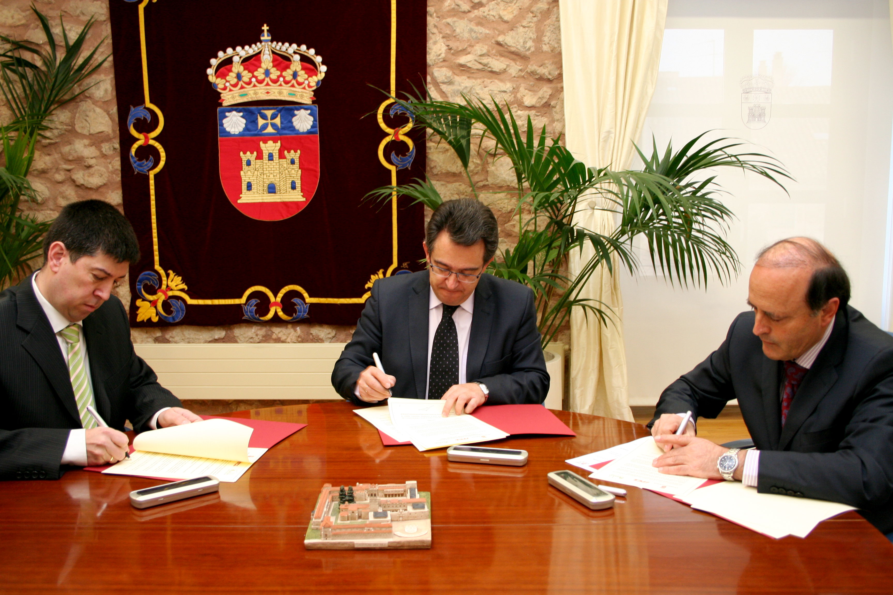 20140404Firma del acuerdo entre la Universidad de Burgos, el ITCL y ADETEL