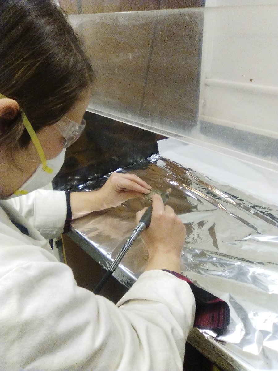Marta Francés (UBU) procesando muestras para la extracción de residuos orgánicos en cerámicas de El Portalón de Cueva Mayor. Foto Marta Francés