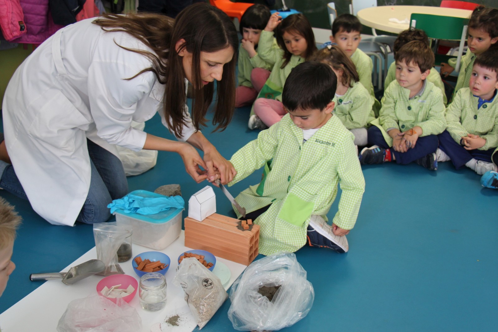Niños convertidos en constructores