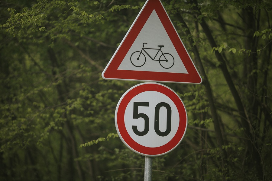 Foto Un único panel indicador de velocidad es suficiente para que esta se vea reducida en áreas urbanas