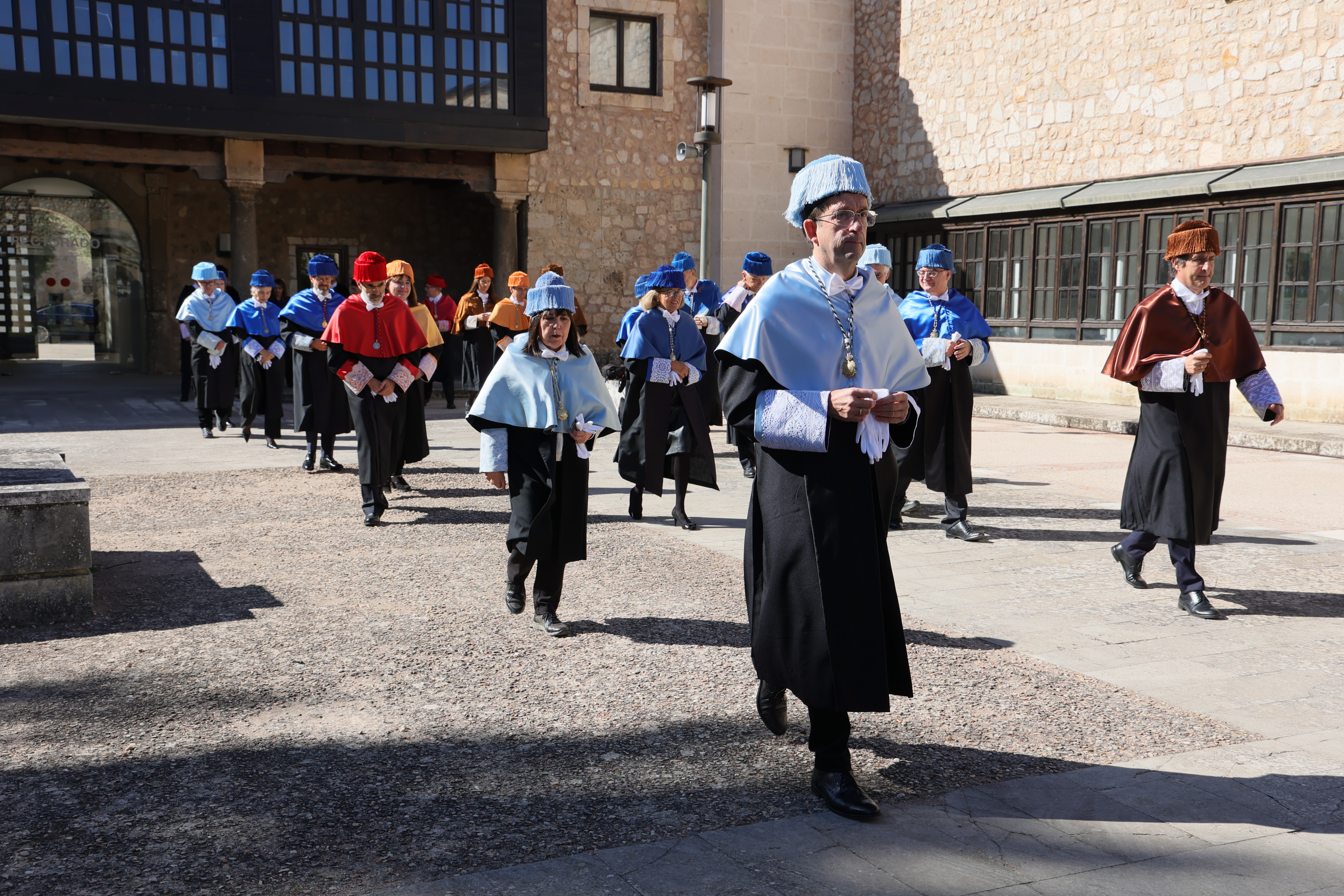 La comitiva académica se dirige al Paraninfo