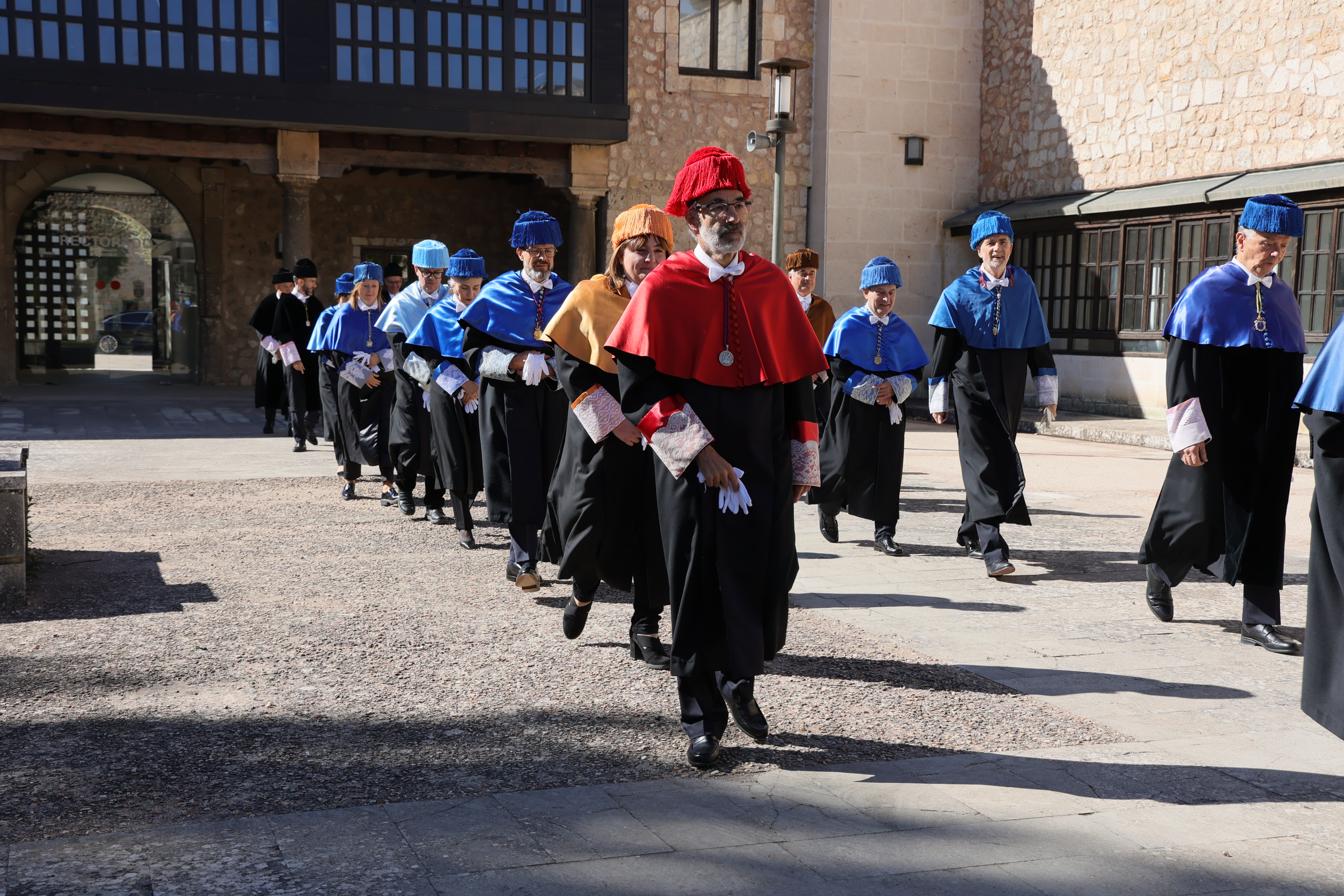 La comitiva académica se dirige al Paraninfo